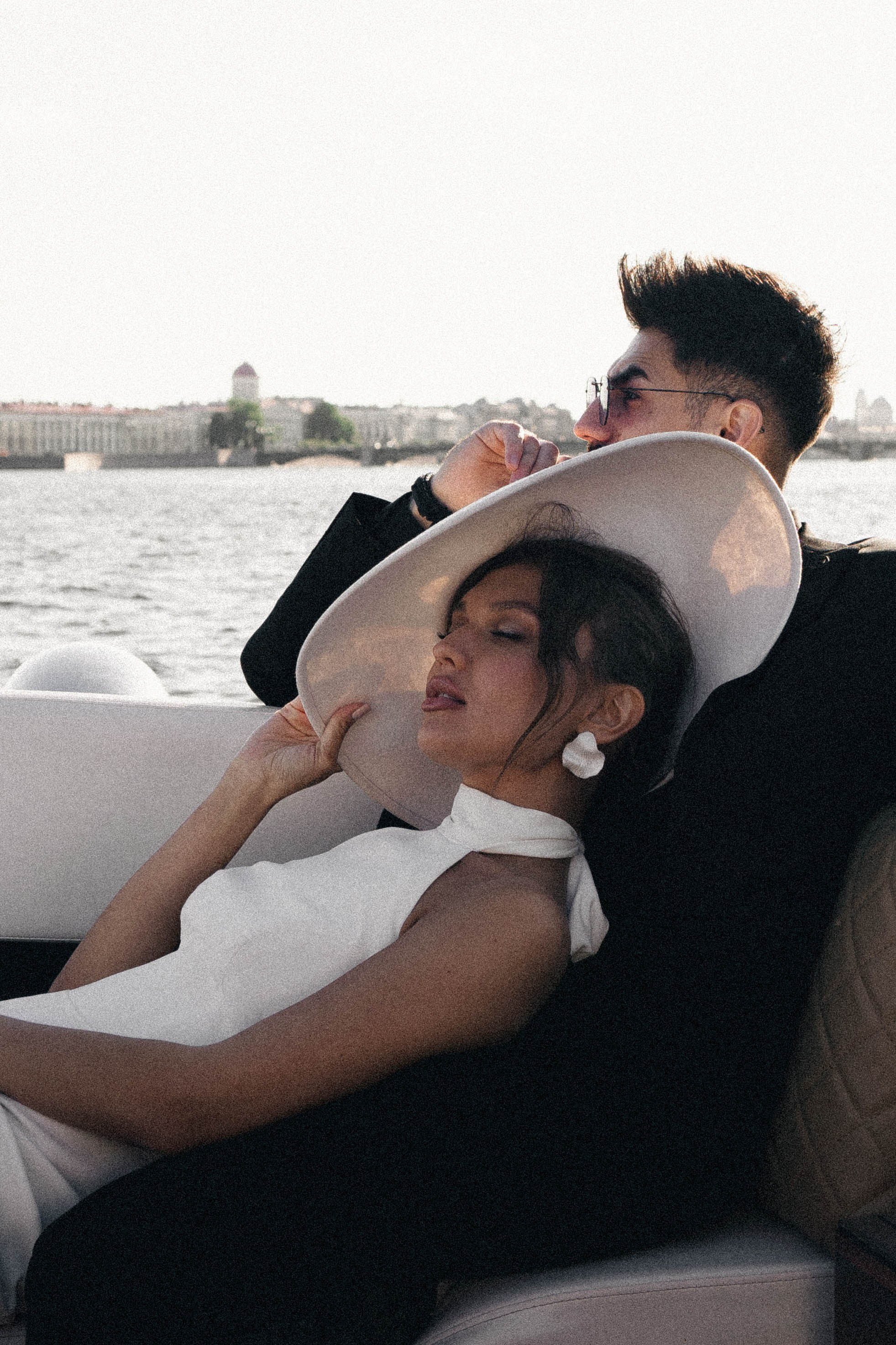 СВАДЕНБНАЯ СЬЕМКА НА КАТЕРЕ ПО КАНАЛАМ САНКТ-ПЕТЕРБУРГА И В АКВАТОРИИ НЕВЫ. Профессиональный фотограф, Санкт-Петербург — Виктория Богомолова