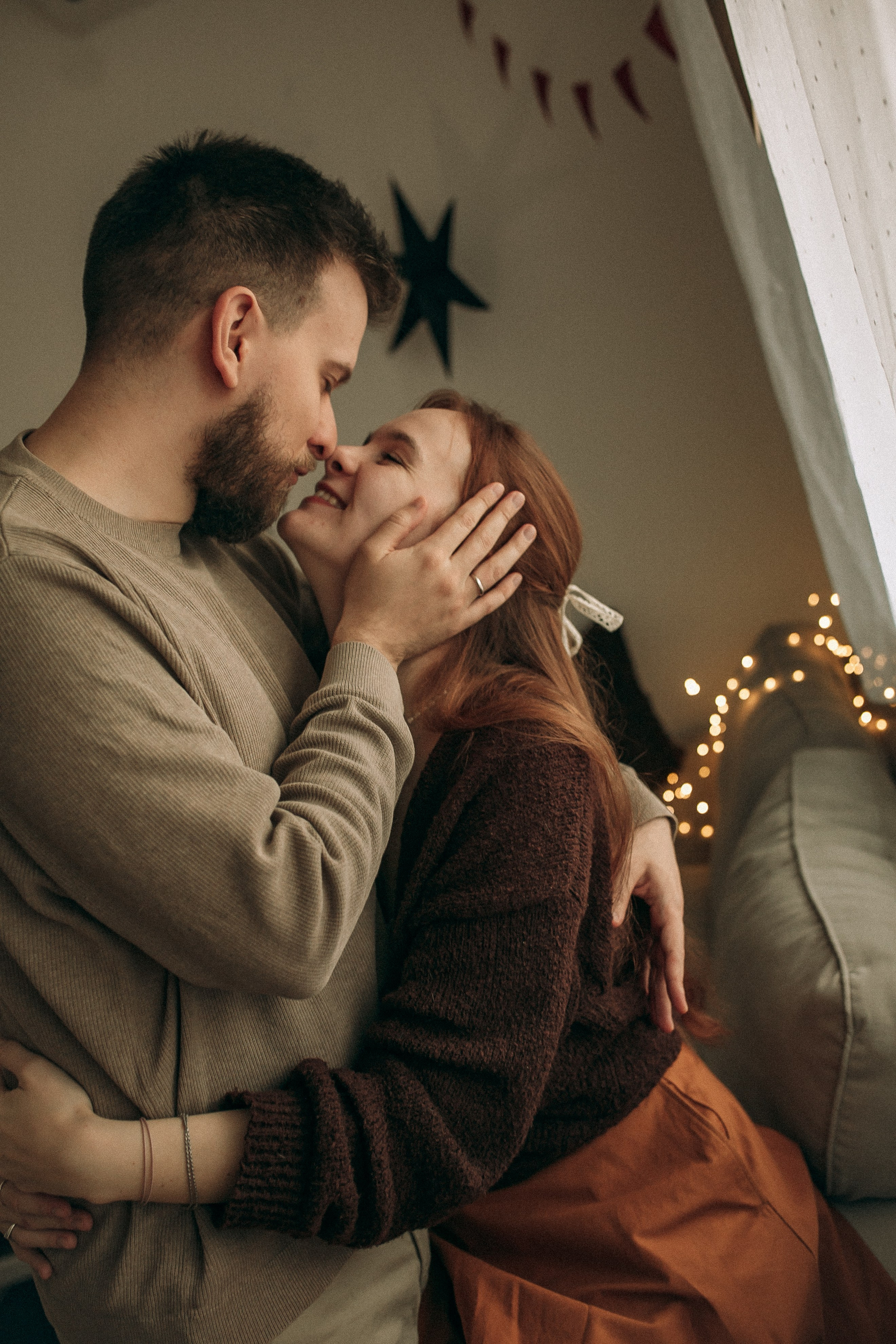 Рождественская домашняя фотосессия. Домашняя фотосессия пары в рождественском настроении с мягким светом и уютом.