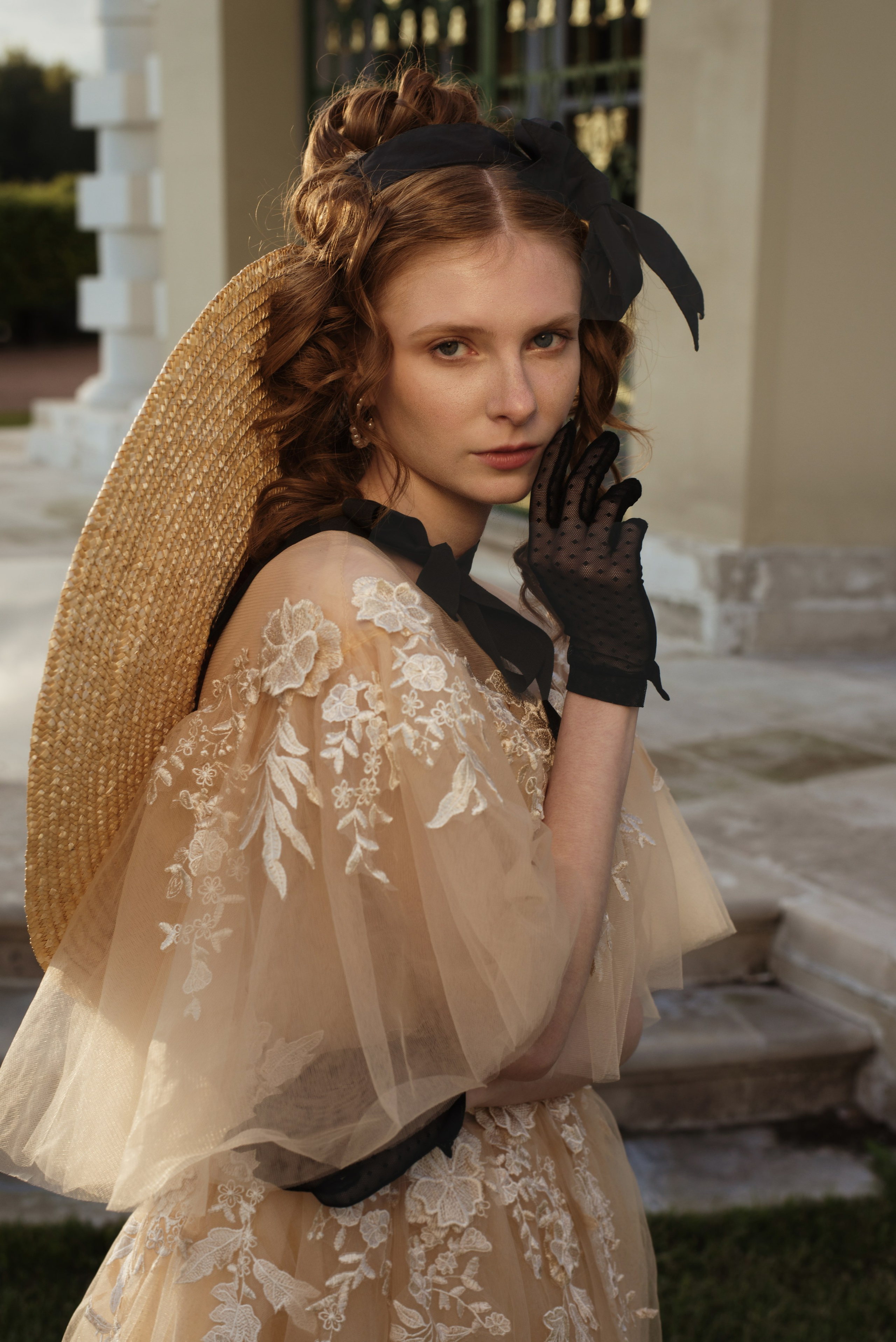 Фотосессия девушки в соломенная шляпе и в желтом платье