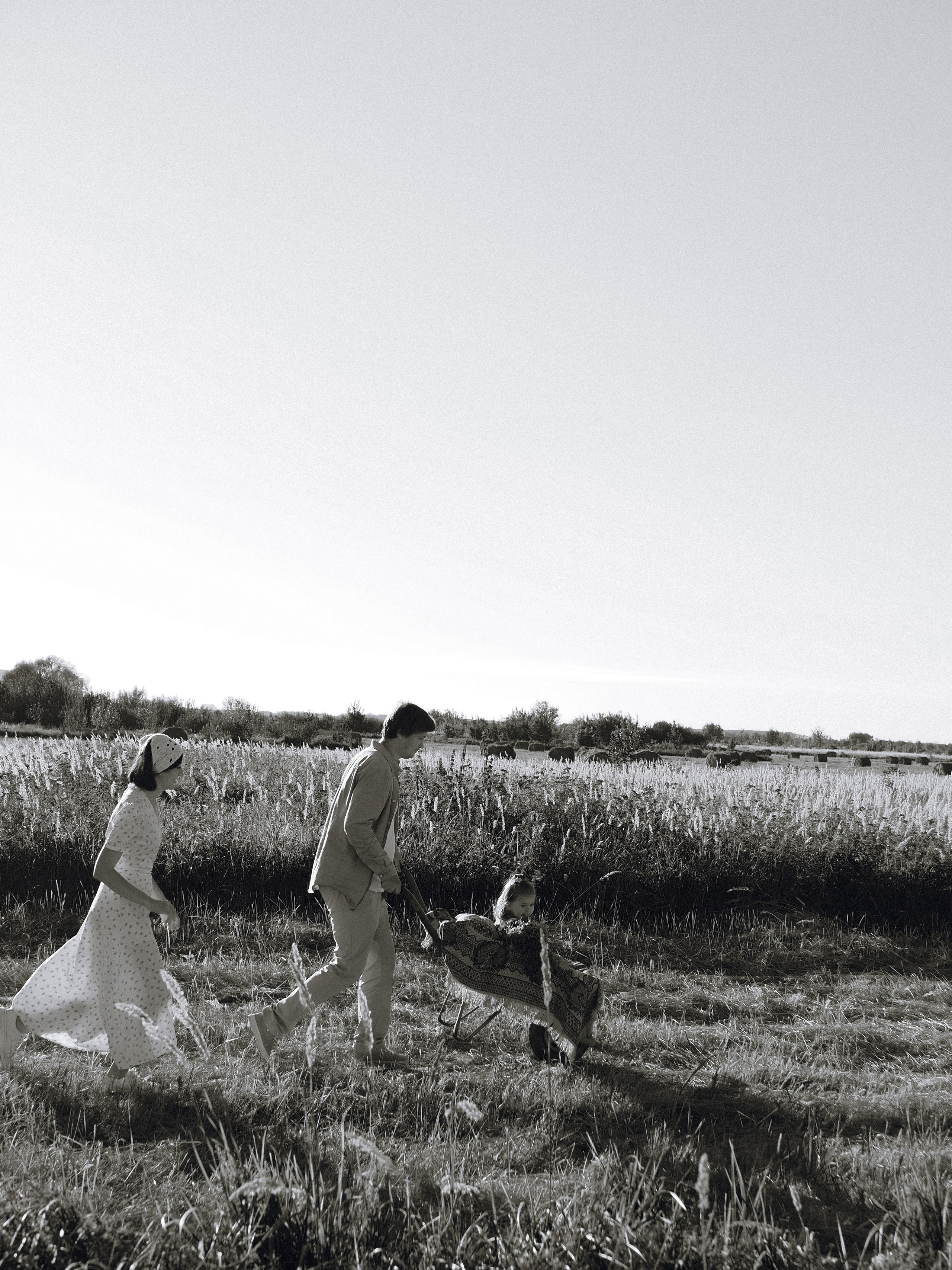 Гоняться по полю на тачке с мамой и папой. Обижаться. Смеяться. Фотограф Рязань. Семейный Свадебный фотограф