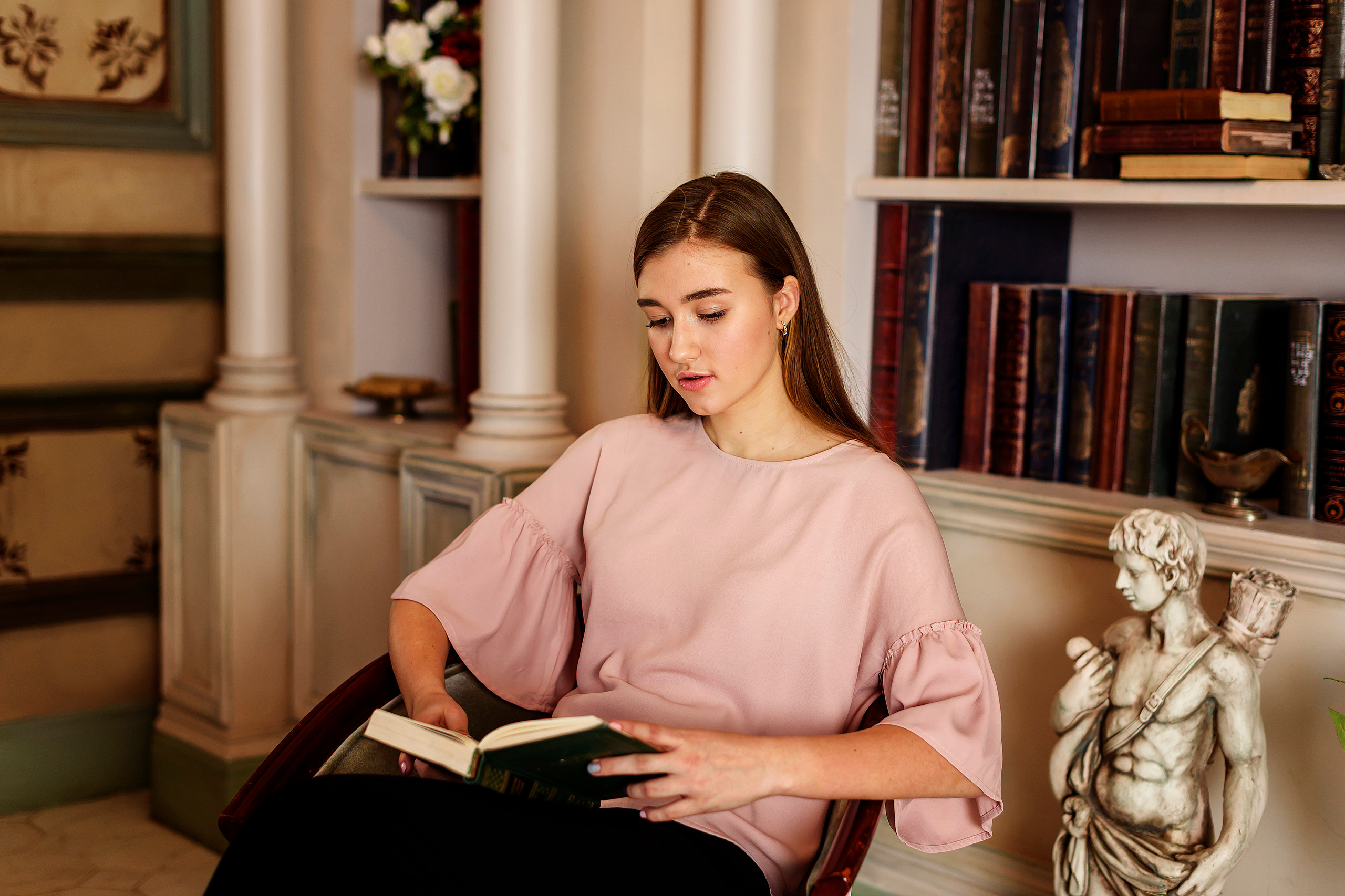 девушка с книгой