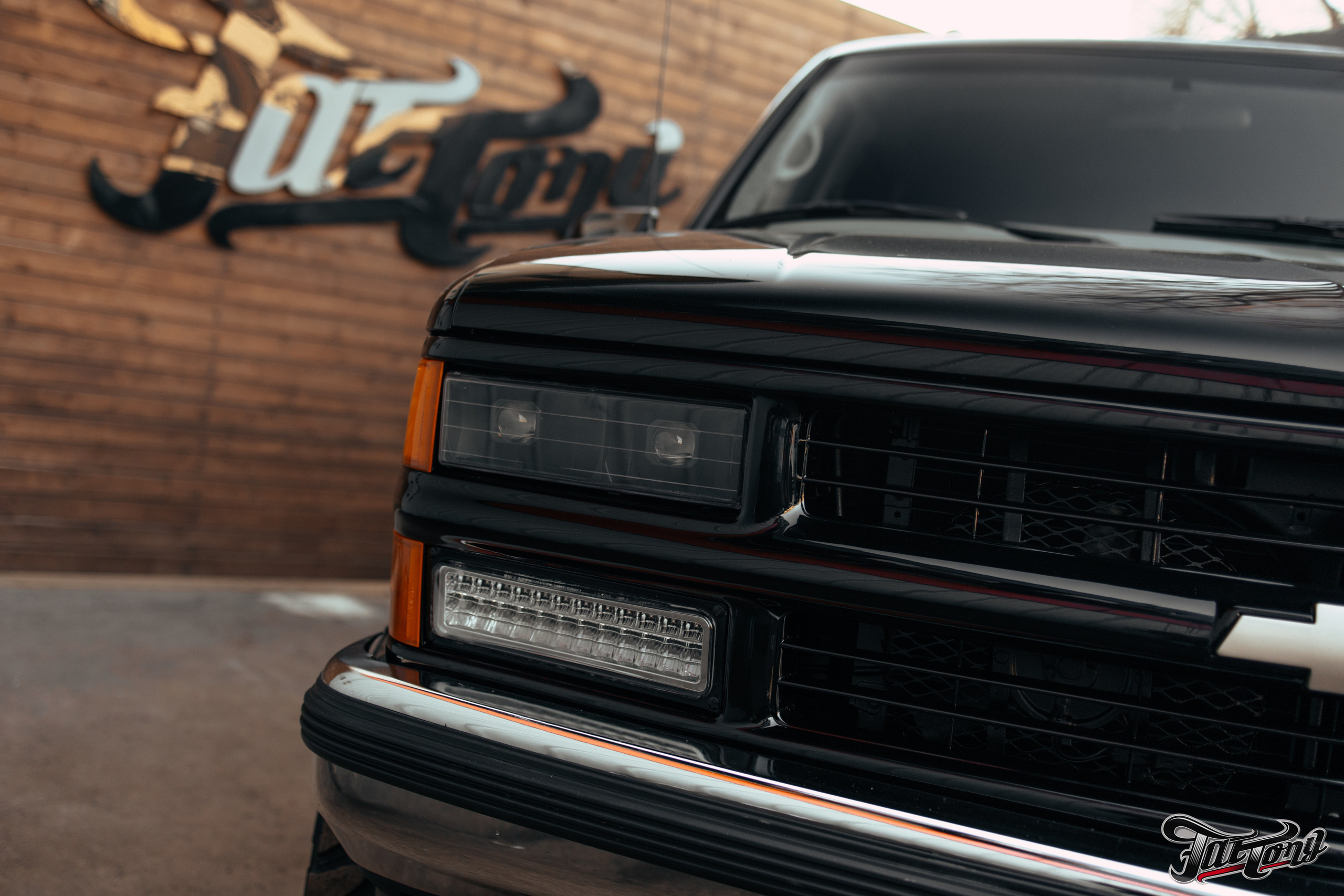 Chevrolet Tahoe I ремонт по кузову и окрас, пошив салона. DeLorein