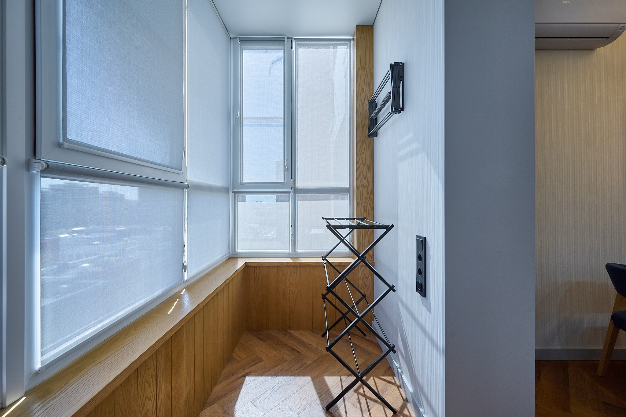 балкон панорамные окна светлые стены 