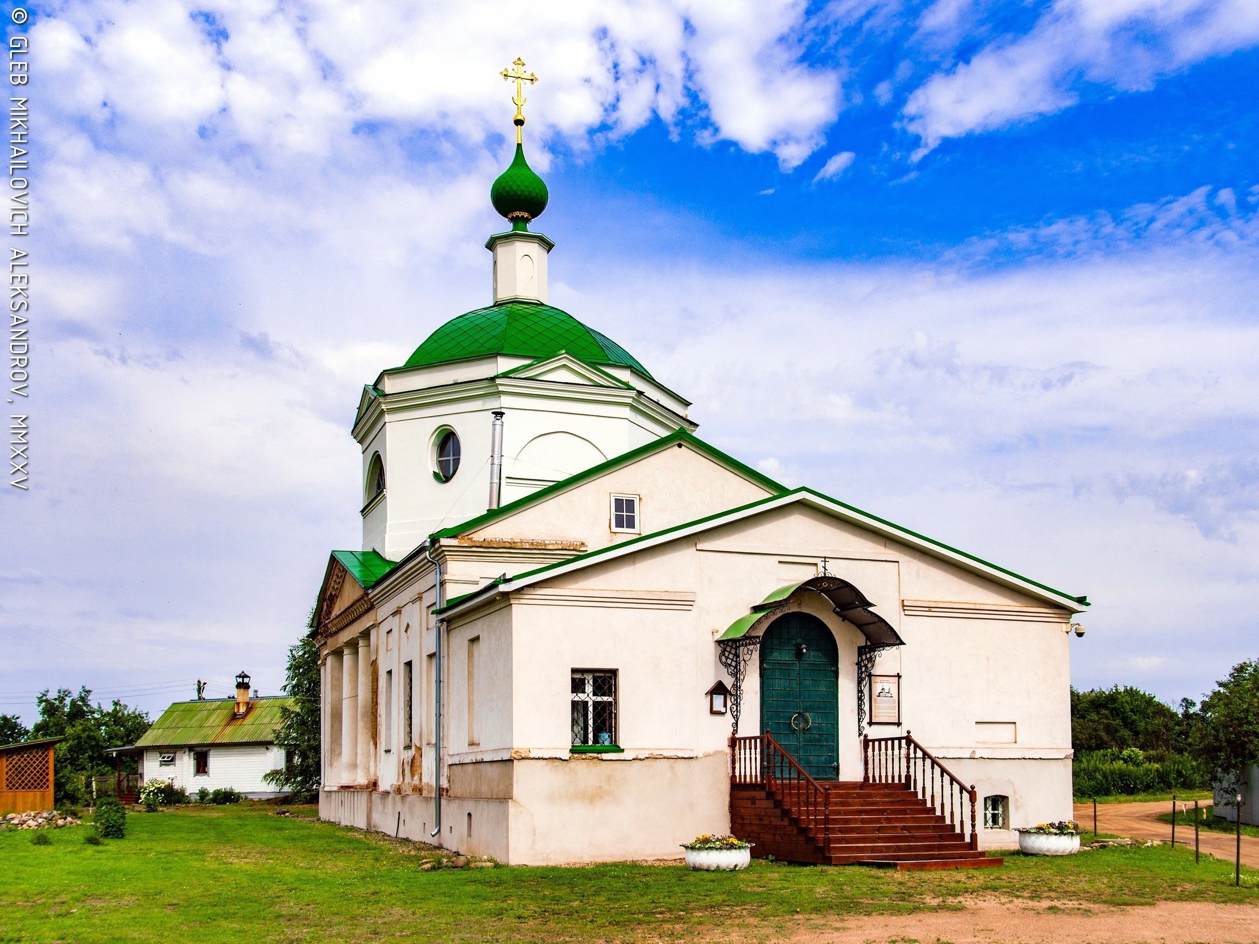 Львы. Храм Петра митрополита Московского. Зодчество
