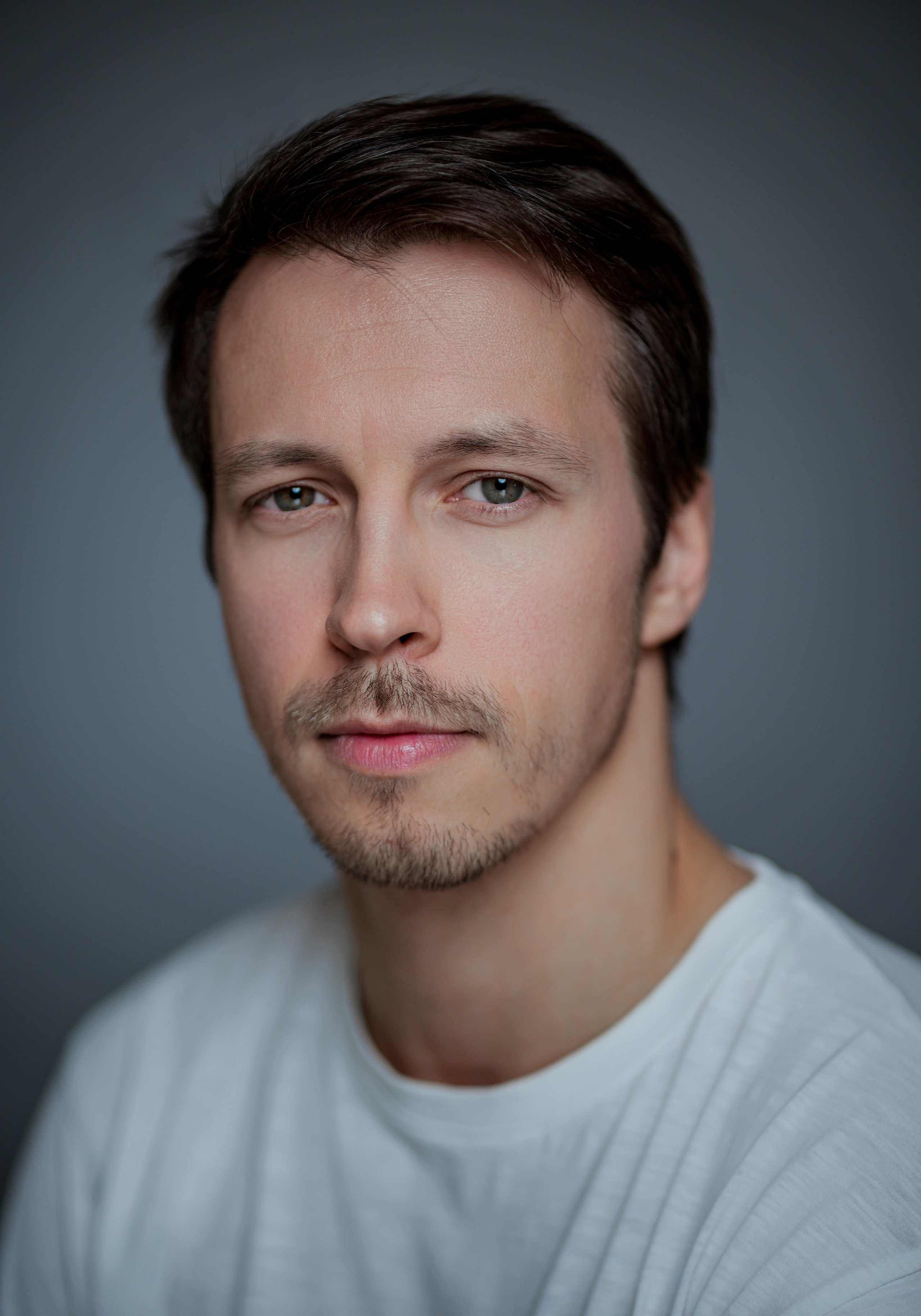 Актер Денис Васильев. Портретная съемка в Москве, студийный фотограф Игорь Фомин