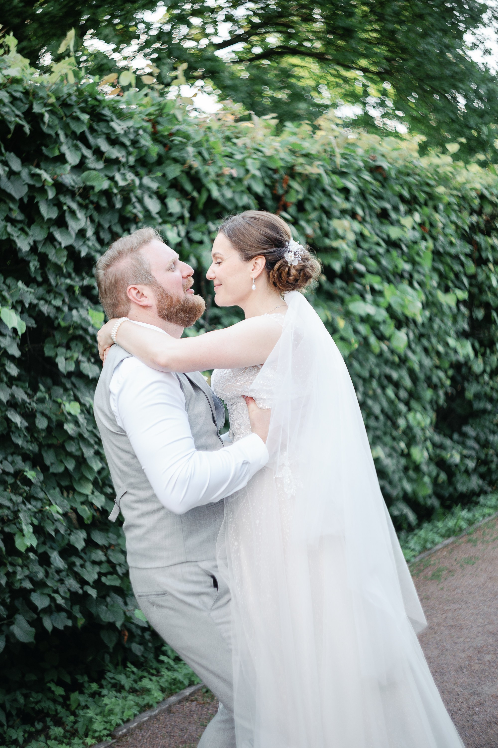 Жених поднимает и крутит невесту.