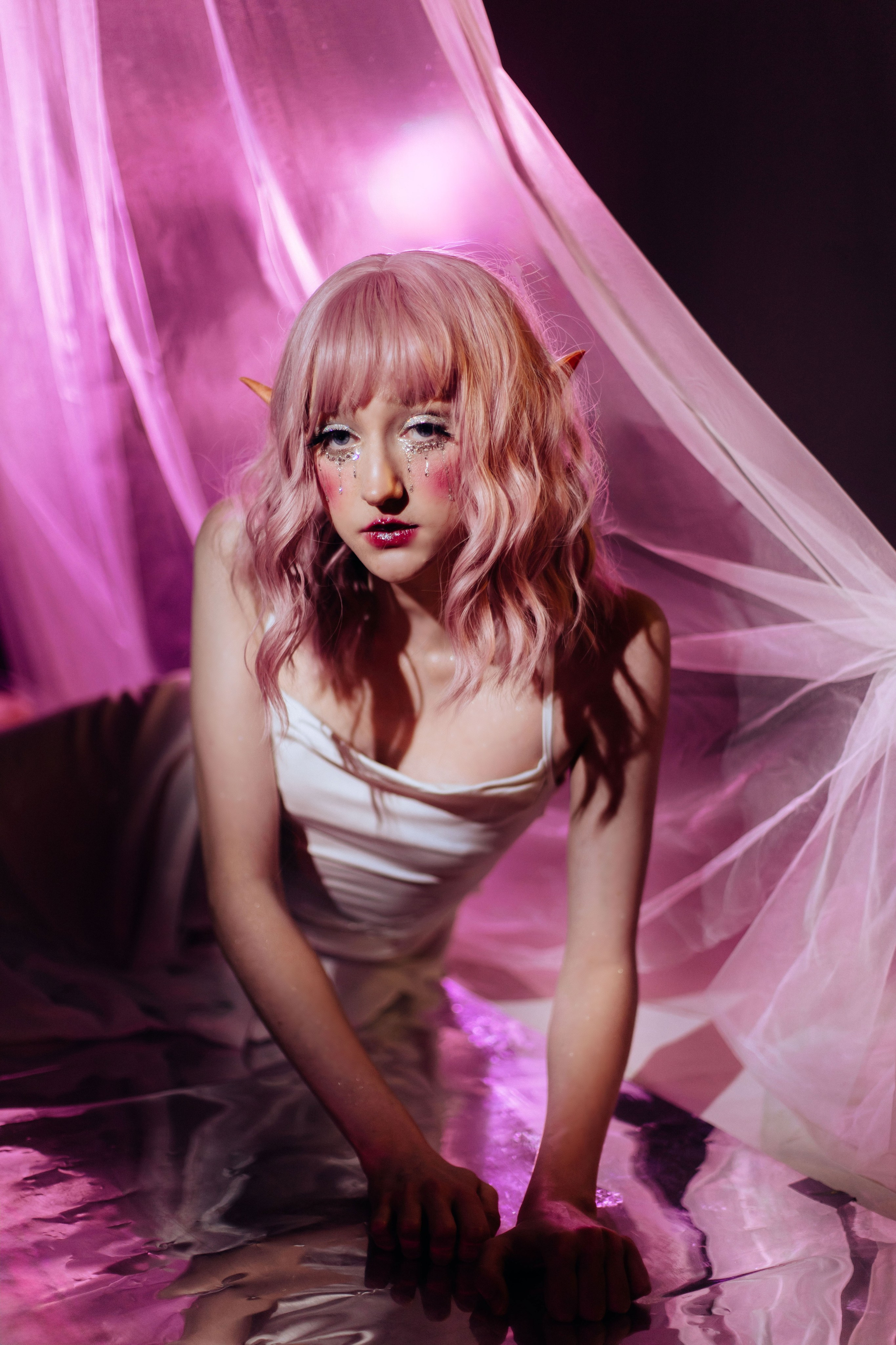 Эльф из розовой мечты. Волшебство в каждом кадре.  Завораживающий образ эльфа, подсвеченный нежным розовым светом. Погрузитесь в мир фэнтези.  Эта нежная эльфийка, окутанная розовым светом, воплощает волшебство и хрупкую красоту. Игра света и тени.  Арт-портрет эльфа с использованием розовой подсветки. Эльф, словно сошедший со страниц любимой книги, запечатлен в розовом сиянии.Студийная фотосессия, арт фотограф, арт съемка , арт идея, Азиат парень, парень Азиат, Кореец, красивый кореец, Эльф, мифы и легенды Азии, мифы и легенды, косплей фотограф, косплей, фотограф, Studio photo shoot, art photographer, art shooting , art idea, Asian guy, Asian guy, Korean, handsome Korean, Elf, myths and legends of Asia, myths and legends, cosplay photographer, cosplay, photographer, фотограф таганрог, арт фотограф, фотограф ростов на дону, косплей фотограф, идея для фотосессии макияж, идея макияжа, арт макияж 