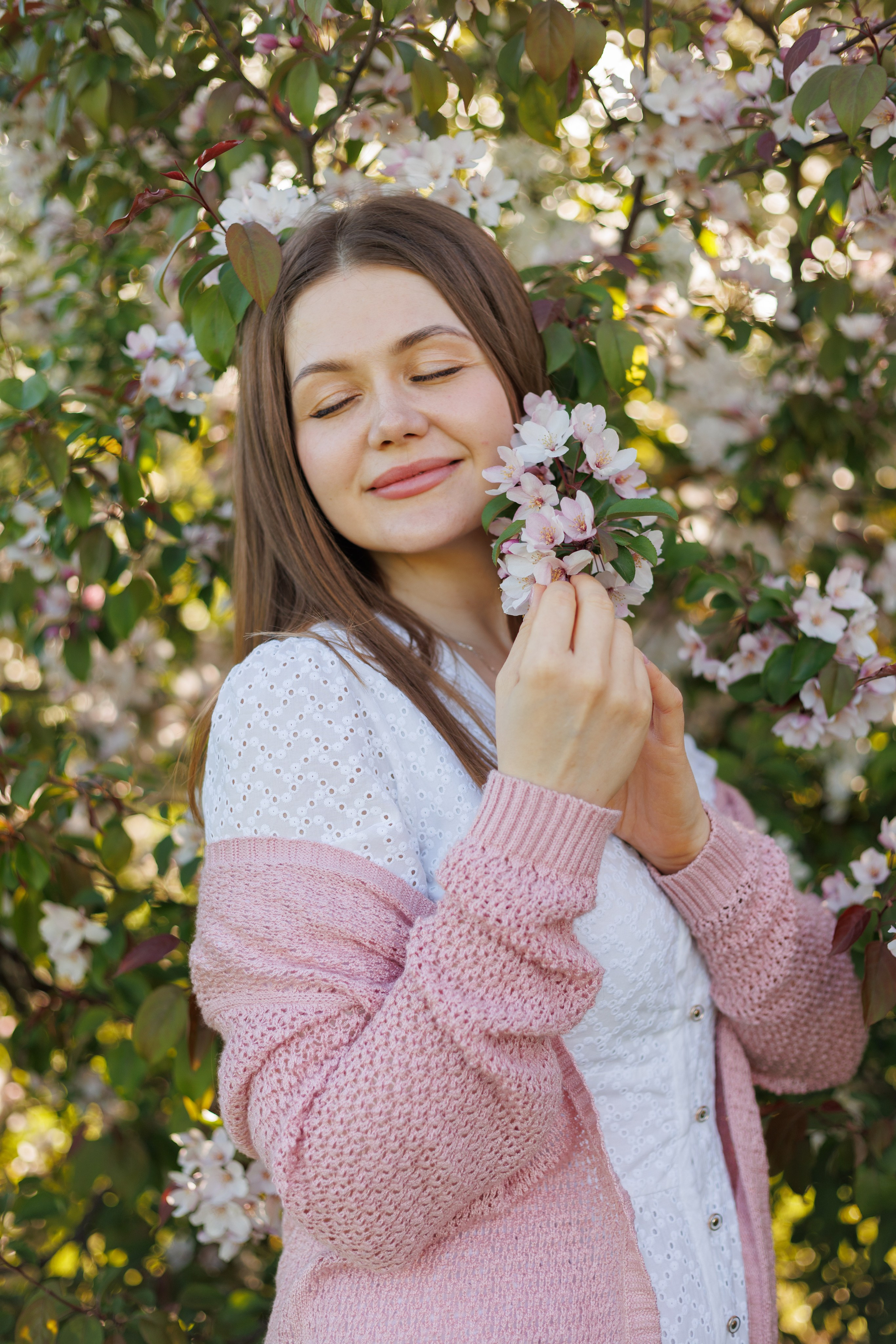 Фотосессия в цветущих яблонях. Семейный фотограф г. Тюмень