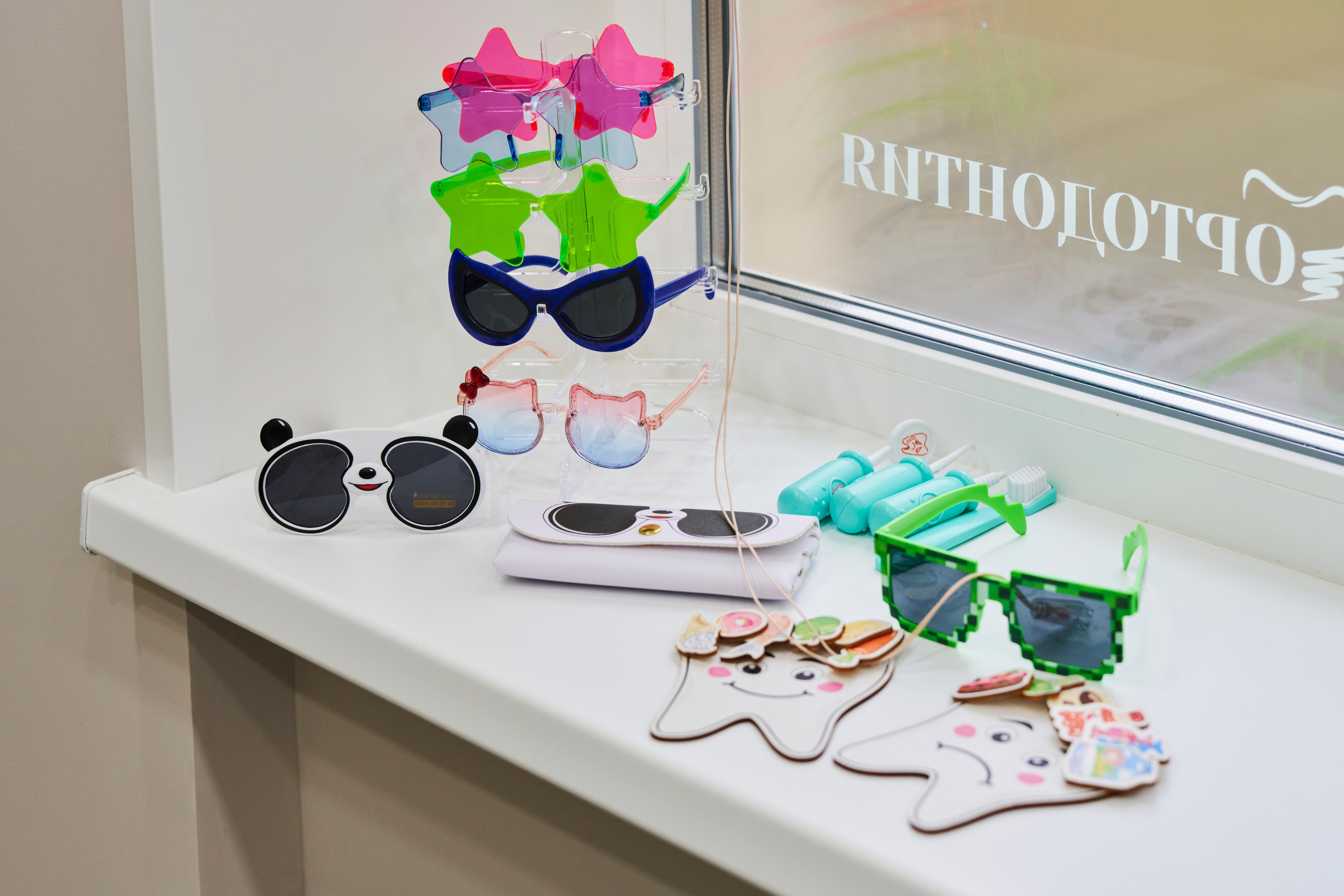 Детский уголок на стойке: игрушки и фирменные детали