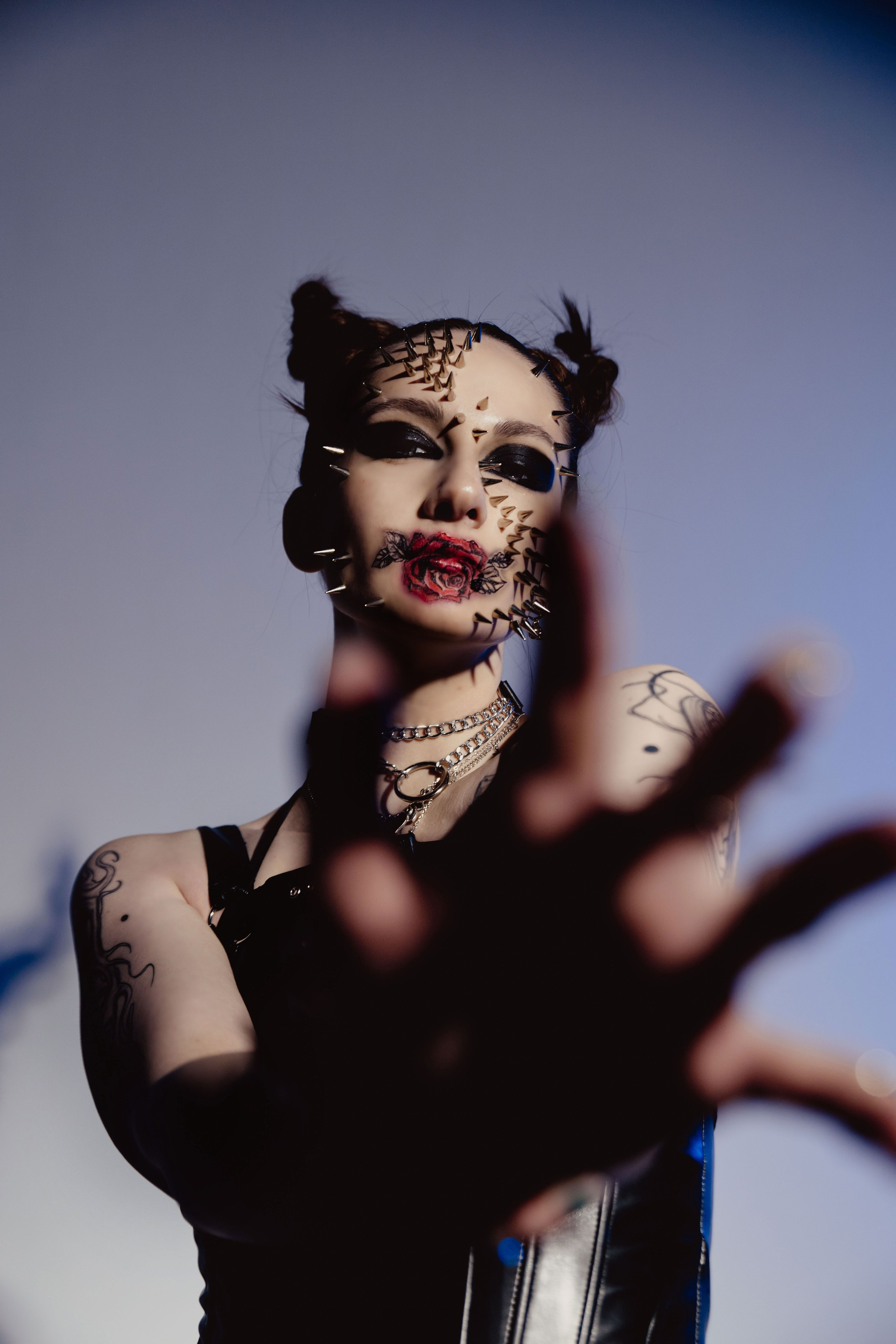 Перед Вами — не просто фотография, а результат невероятного творческого тандема профессионального фотографа и визажиста.  Это арт-работа, в которой гармонично переплелись красота и дерзость, нежность и сила.  Модель, словно ожившая героиня готического романа, украшена изысканным сочетанием шипов и роз.  Виртуозно выполненный макияж подчеркивает драматичность образа, а  умело поставленный свет и композиция фотографии усиливают эмоциональное воздействие.  Каждый шип, каждая роза – деталь тщательно продуманной концепции, которая приковывает взгляд и заставляет задуматься над смыслом скрытой за этим  роскошным, но одновременно опасным, образом.  Эта креативная фотосессия – пример  высокого профессионализма и  смелого экспериментирования с жанром,  результат  внимательной работы над каждой деталью, от макияжа до освещения.  Она доказывает, что  искусство фотографии способно выражать самые сложные и противоречивые эмоции.