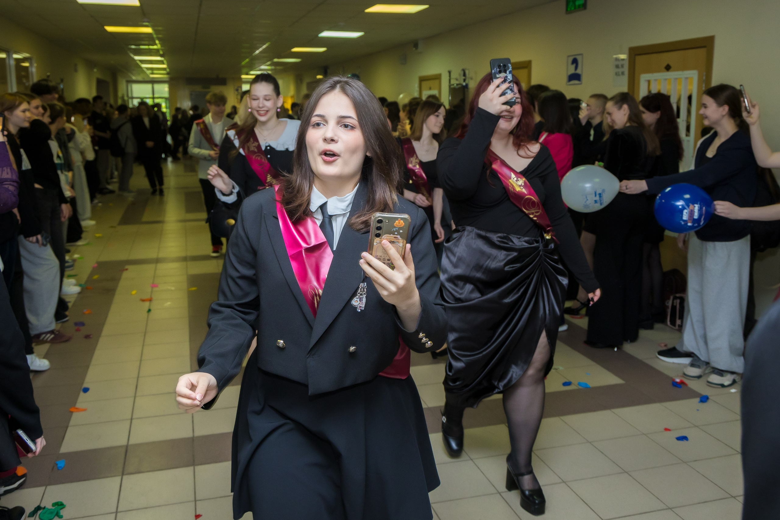 Выпускной в школе. Photomantis