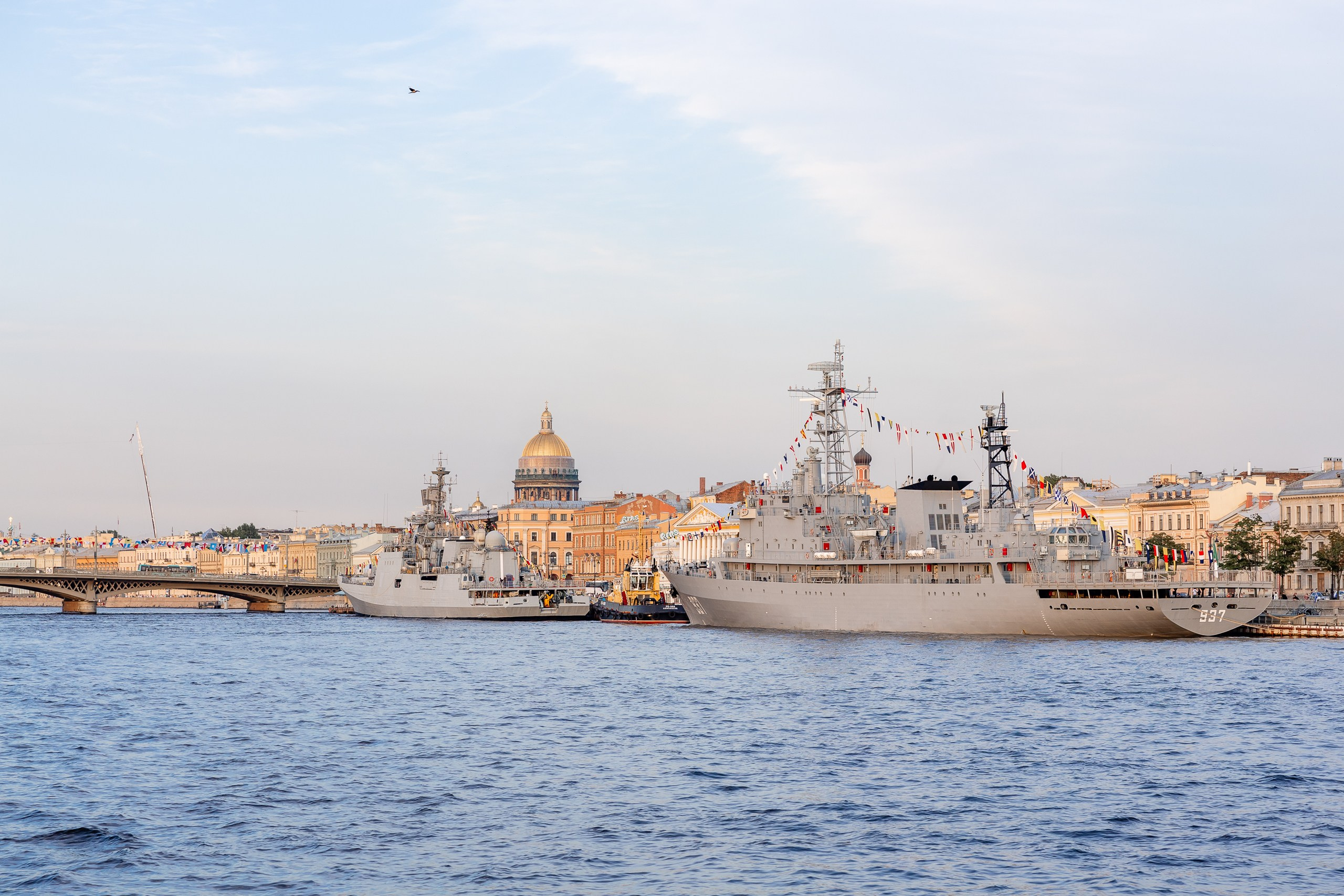Вид на причал на Английской набережной с пришвартованными военными крейсерами Алжира и Индии на День ВМФ России 2024 в Санкт-Петербурге