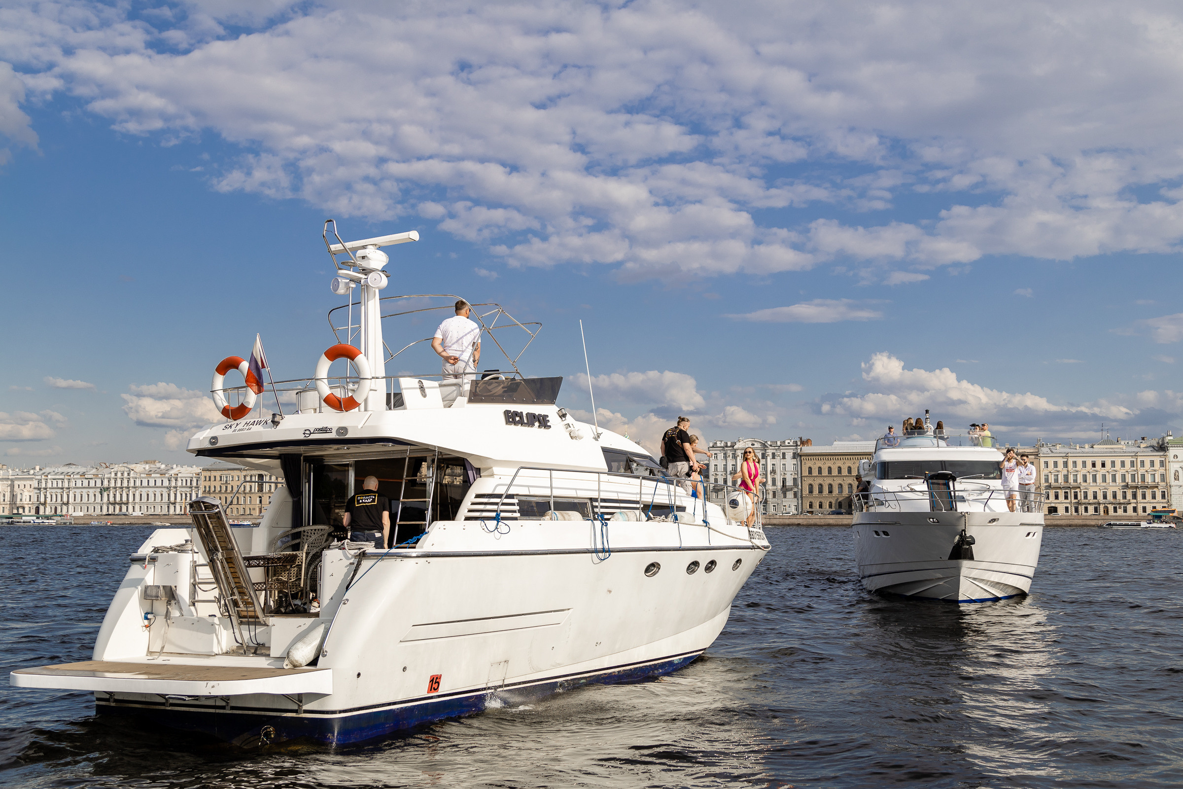 Фото яхты ECLIPSE для прогулок по Неве и Финскому заливу в Питере