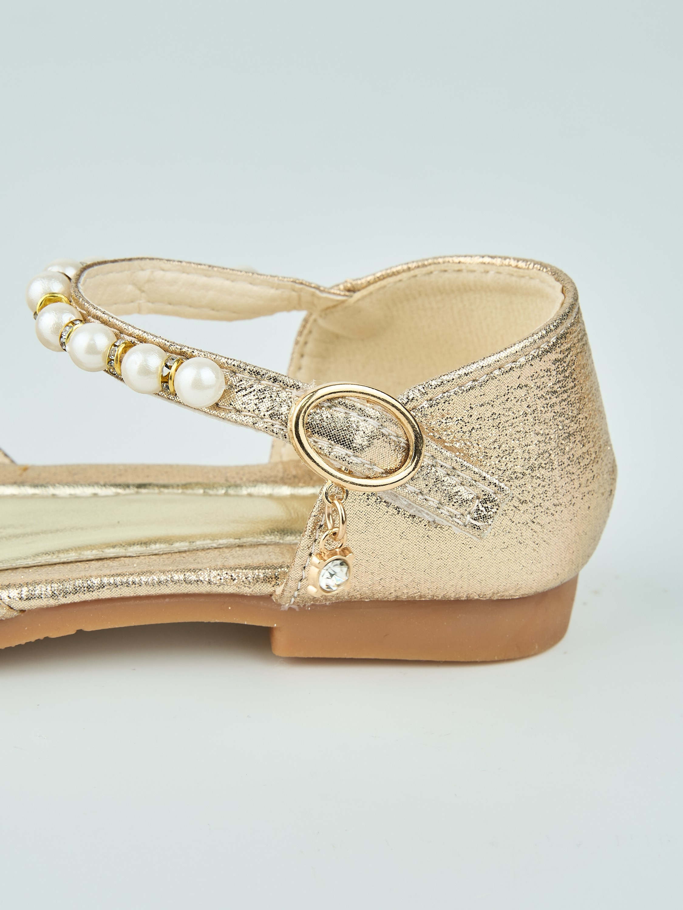 Каталожная фотосъёмка детских туфель для Wildberries