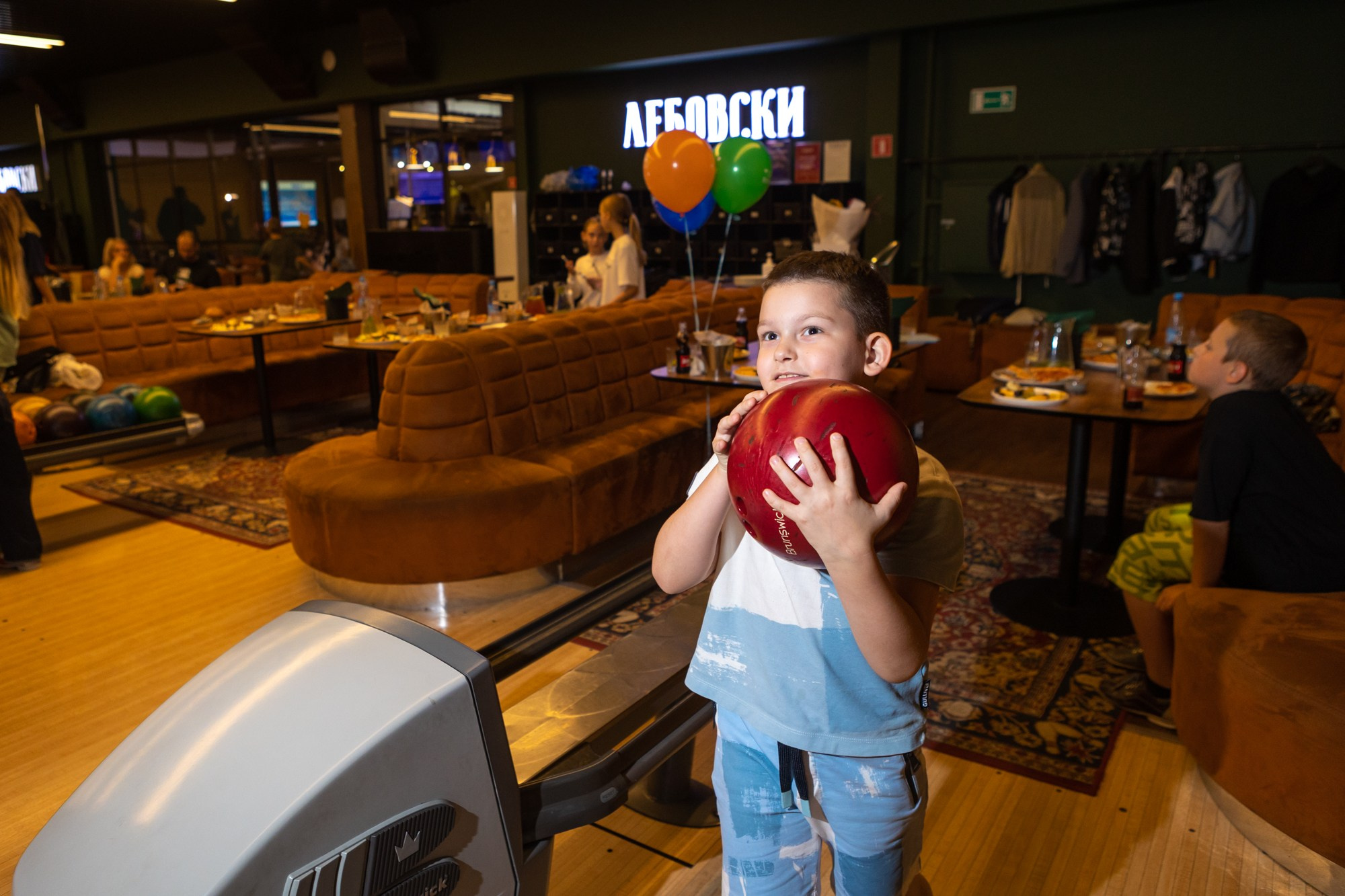 День рождения в боулинг-центре. Фотограф в Оренбурге. Профессиональный фотограф