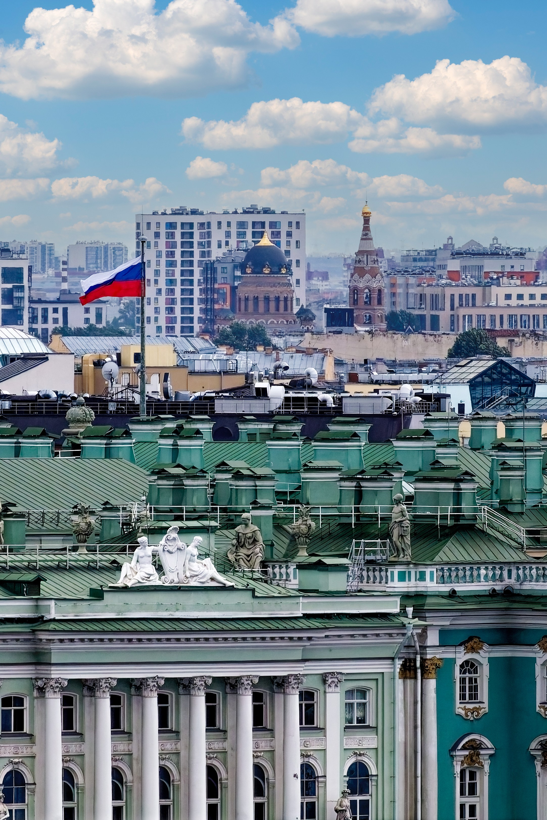 Вид со смотровой площадки Петропавловского собора на церковь Воскресения Христова на Обводном канале Санкт-Петербурга
