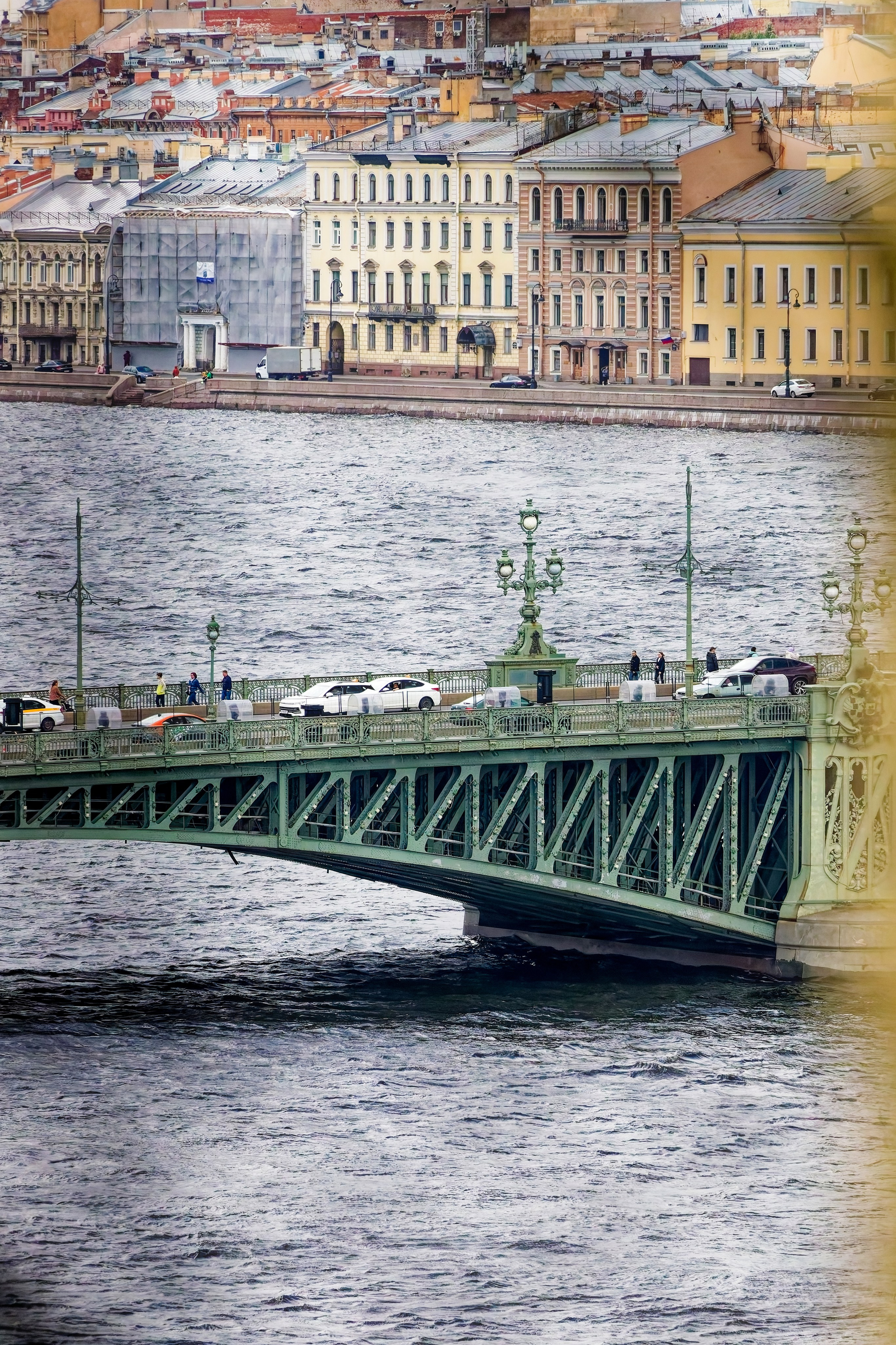 Вид со смотровой площадки Петропавловского собора на Троицкий мост и набережную Кутузова Санкт-Петербурга