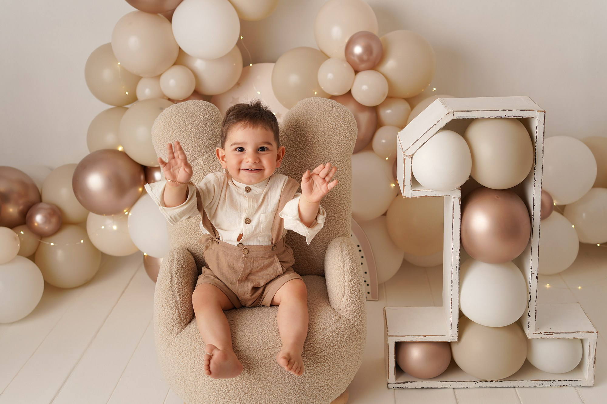 На фото рядом с малышом большая цифра 1.