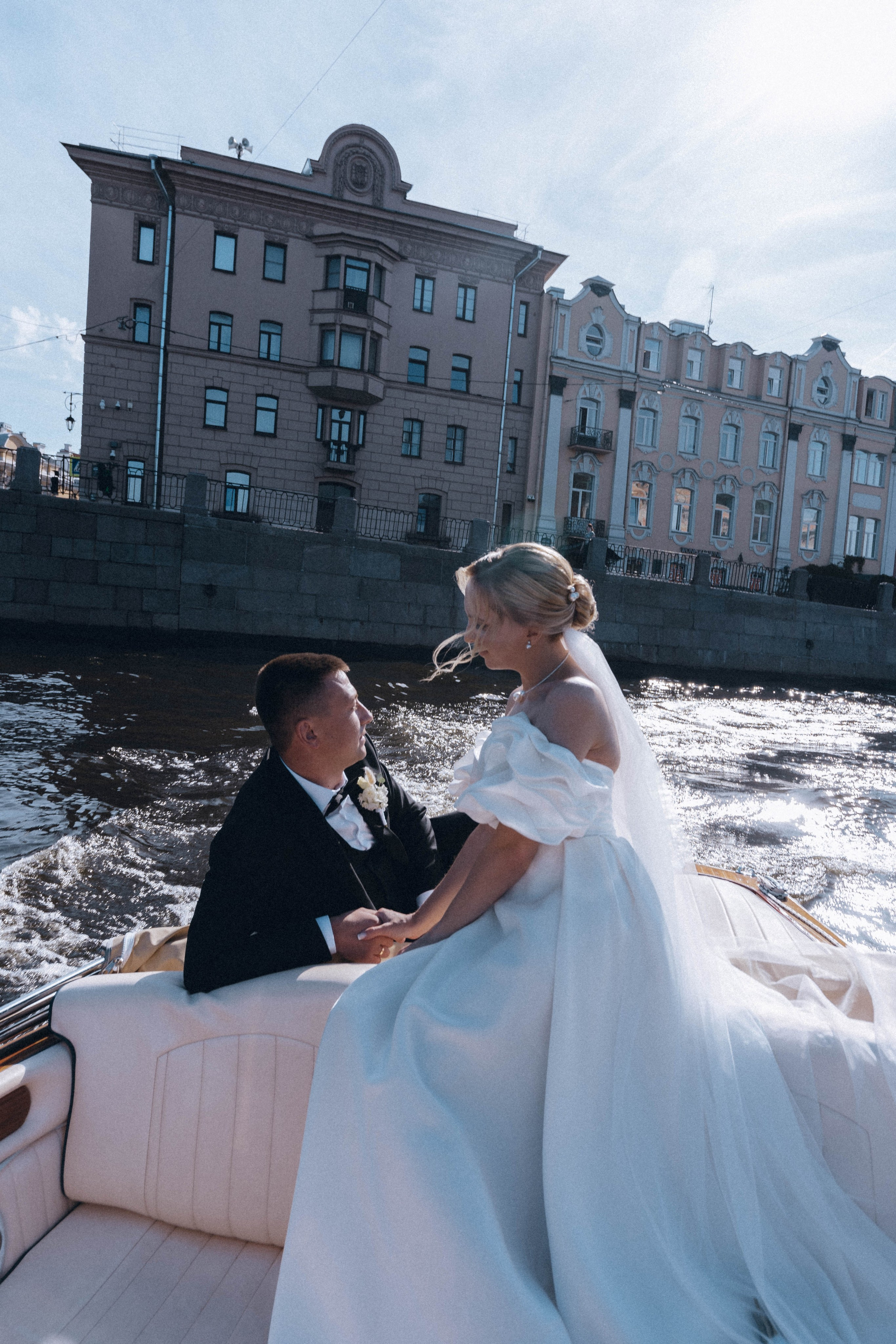 СВАДЕНБНАЯ СЬЕМКА НА КАТЕРЕ ПО КАНАЛАМ САНКТ-ПЕТЕРБУРГА И В АКВАТОРИИ НЕВЫ. Профессиональный фотограф, Санкт-Петербург — Виктория Богомолова