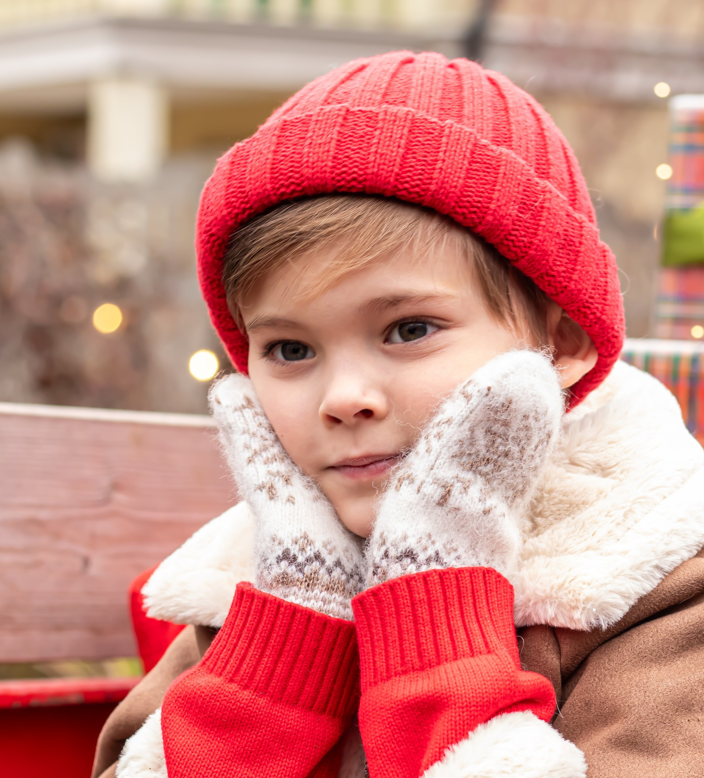 Праздничный портрет  на фоне рождественского домика с огоньками и еловыми ветками, фотограф Карасёва Елена