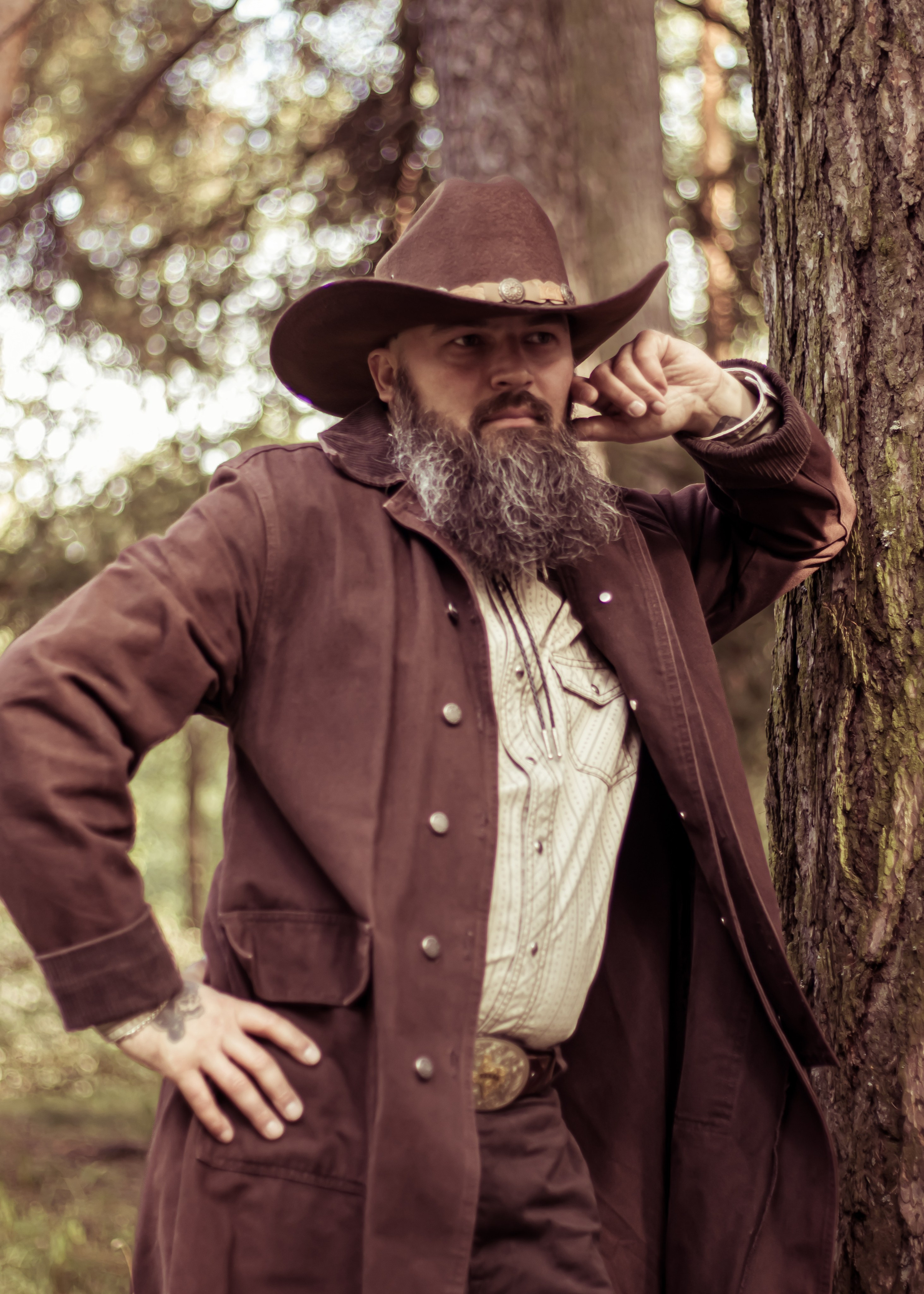 Мужчина в коричневом плаще и шляпе, лесная съёмка в стиле бохо • фотограф Карасёва Елена