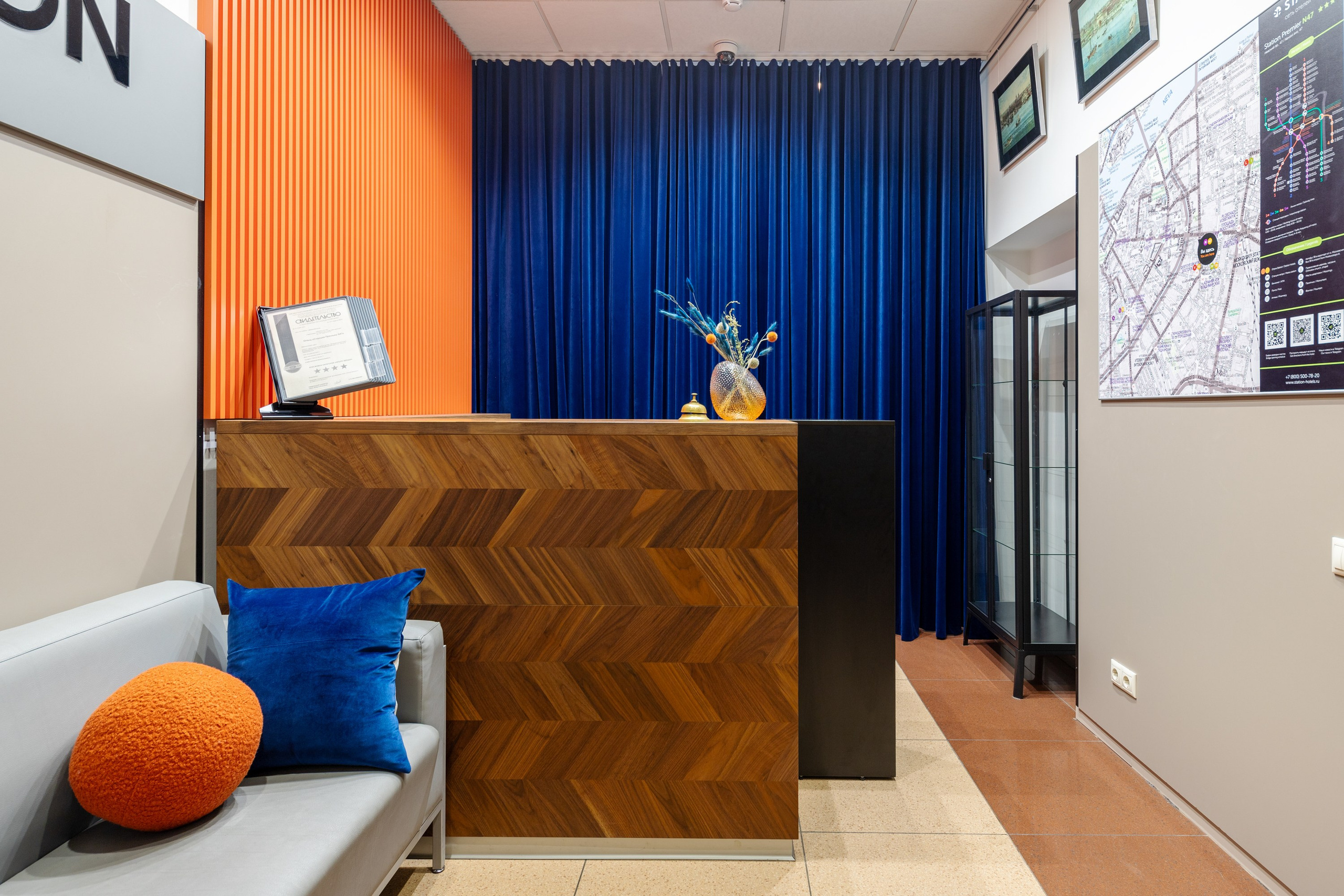 Ресепшен в гостинице. Интерьерный декоратор Юлия Мечёва