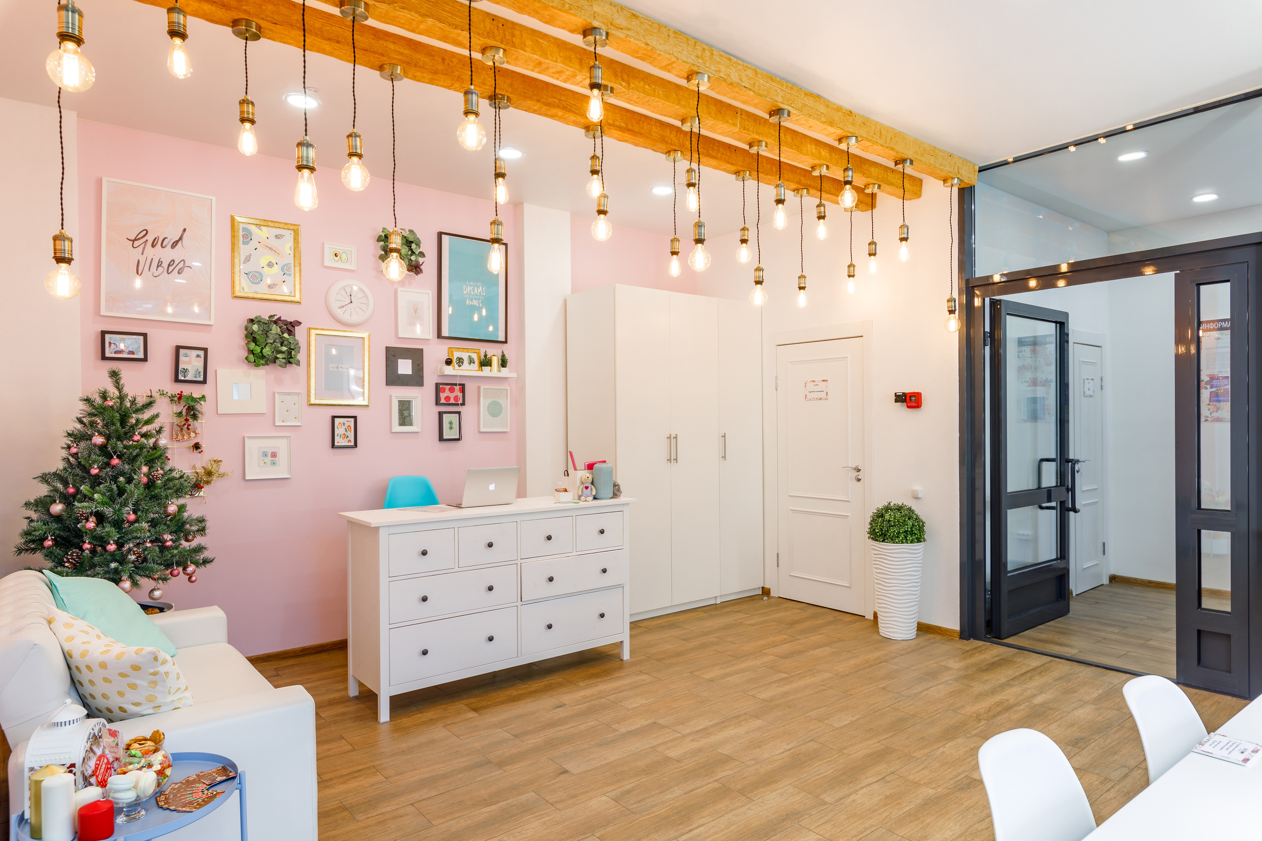 Маникюрный салон | Gastronom. Репортажный фотограф Семён Борисов | Москва