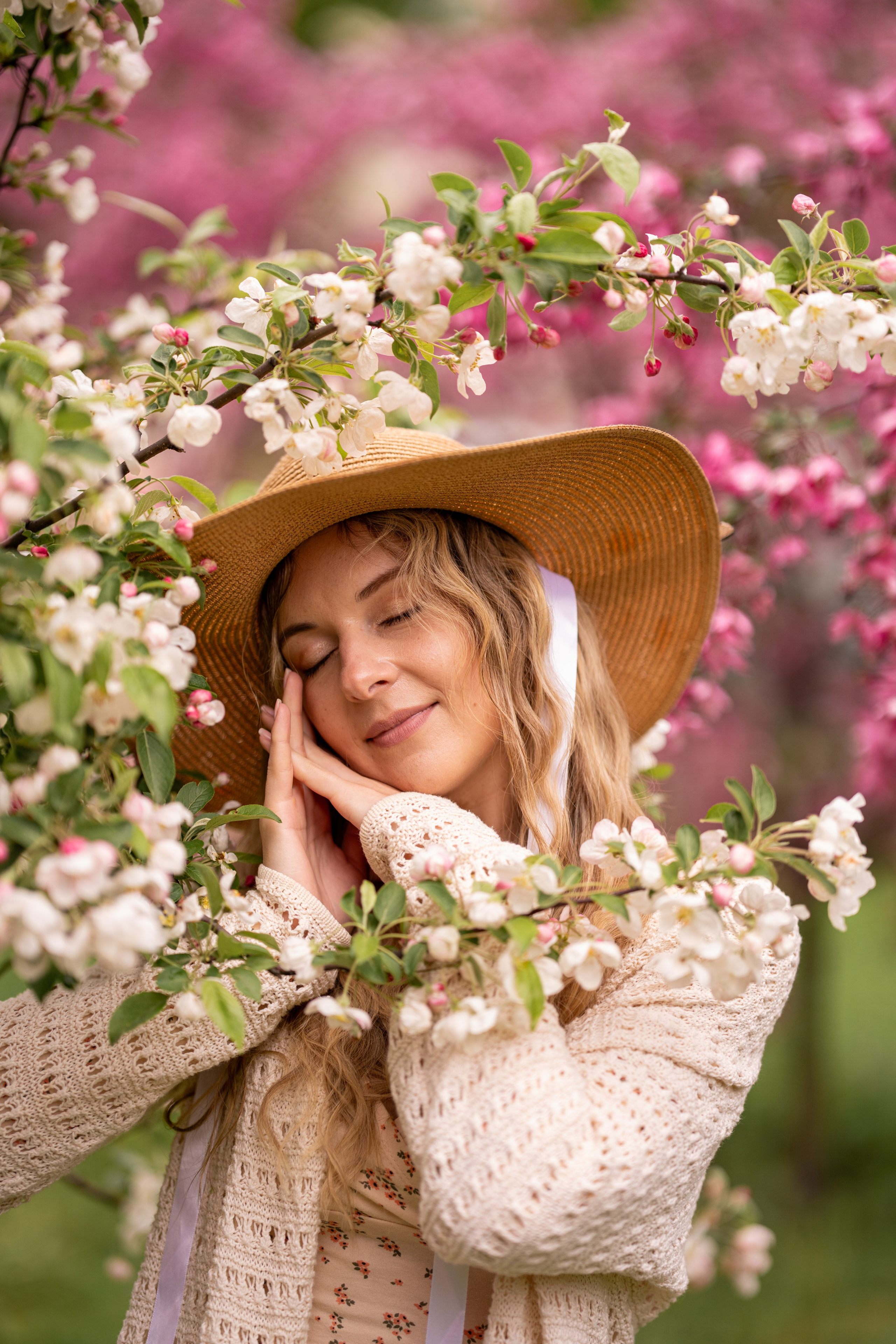 Весенняя сказка Марии в цветущем саду. Семейный и портретный фотограф в Санкт-Петербурге Татьяна Гримоть