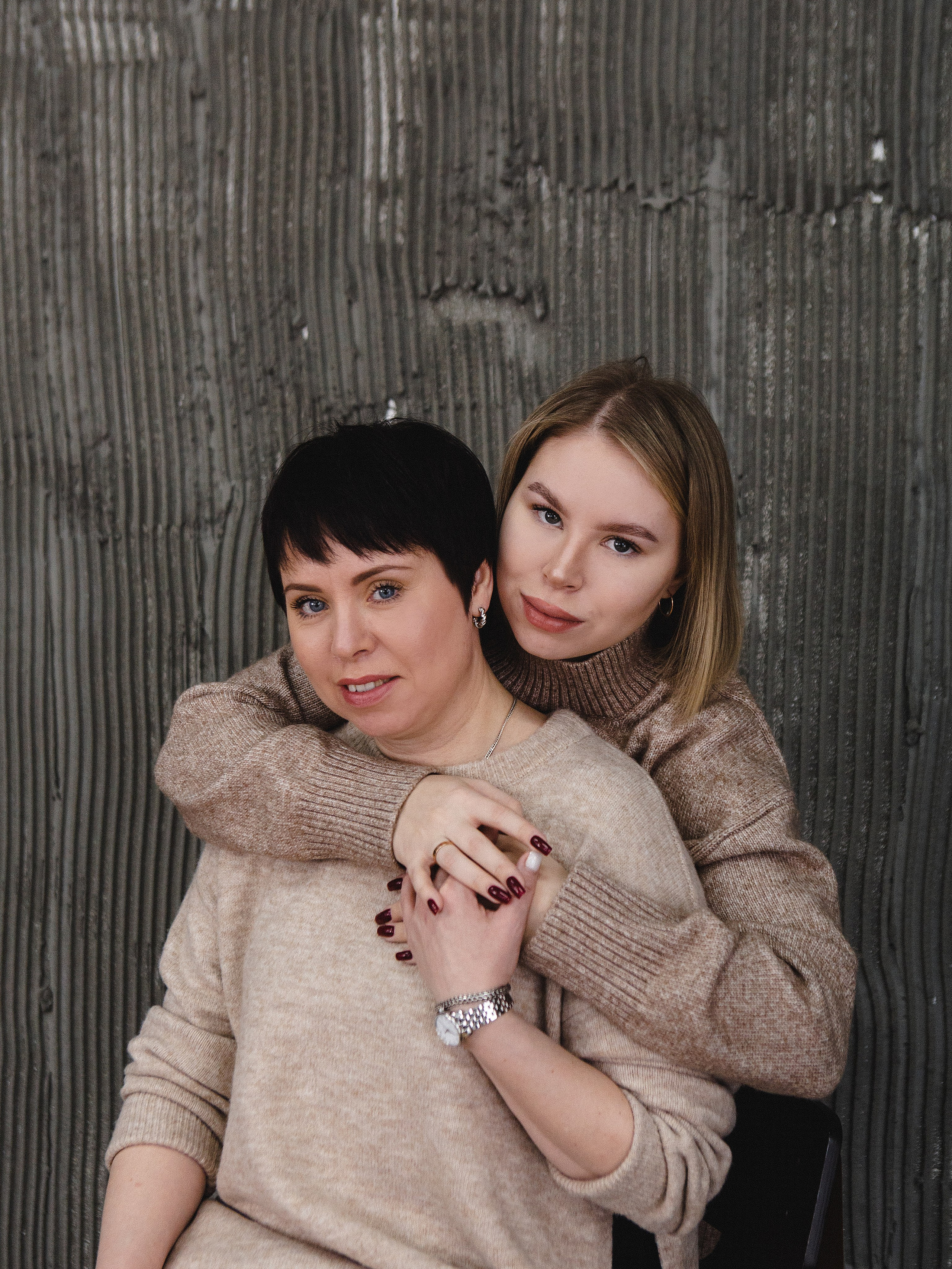 Фотосессия мамы с дочерями в минималистичной фотостудии Челябинска. Свадебный фотограф Челябинск Зиненко Виктория