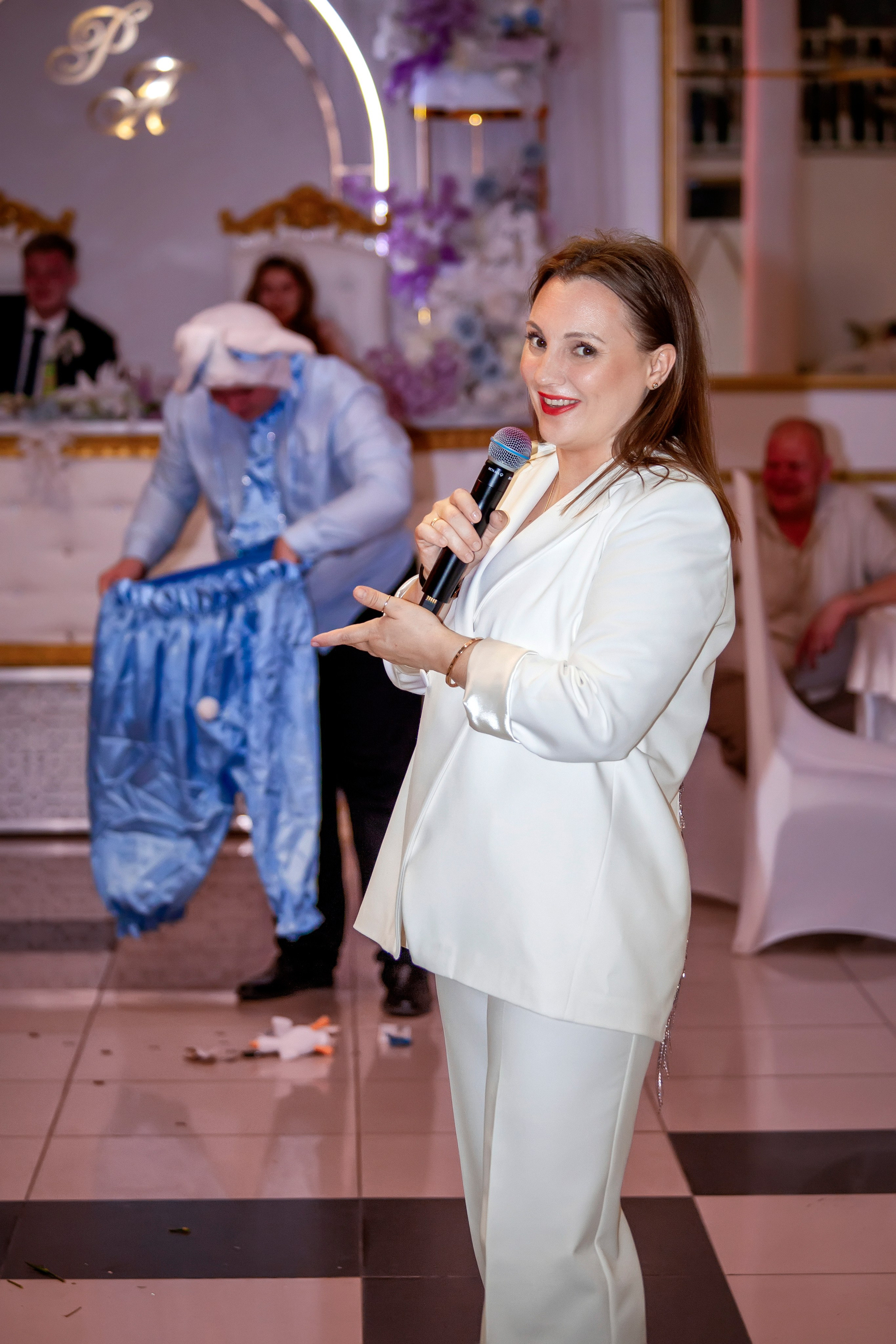 Ведущий показывает на аниматора  - свадебные съёмки в Ульяновске