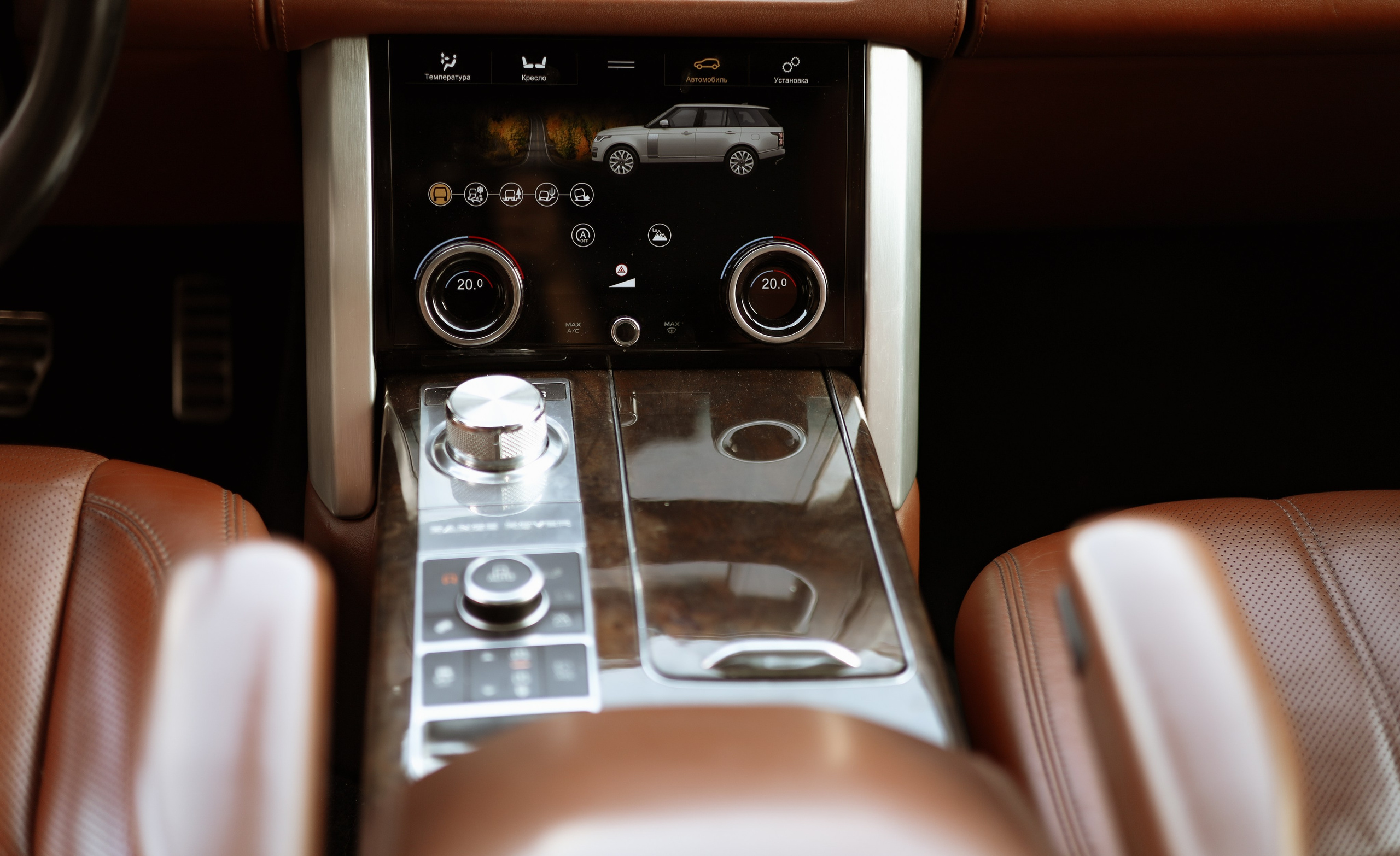 Range Rover. Photographer Tatiana Ivanova in Yaroslavl