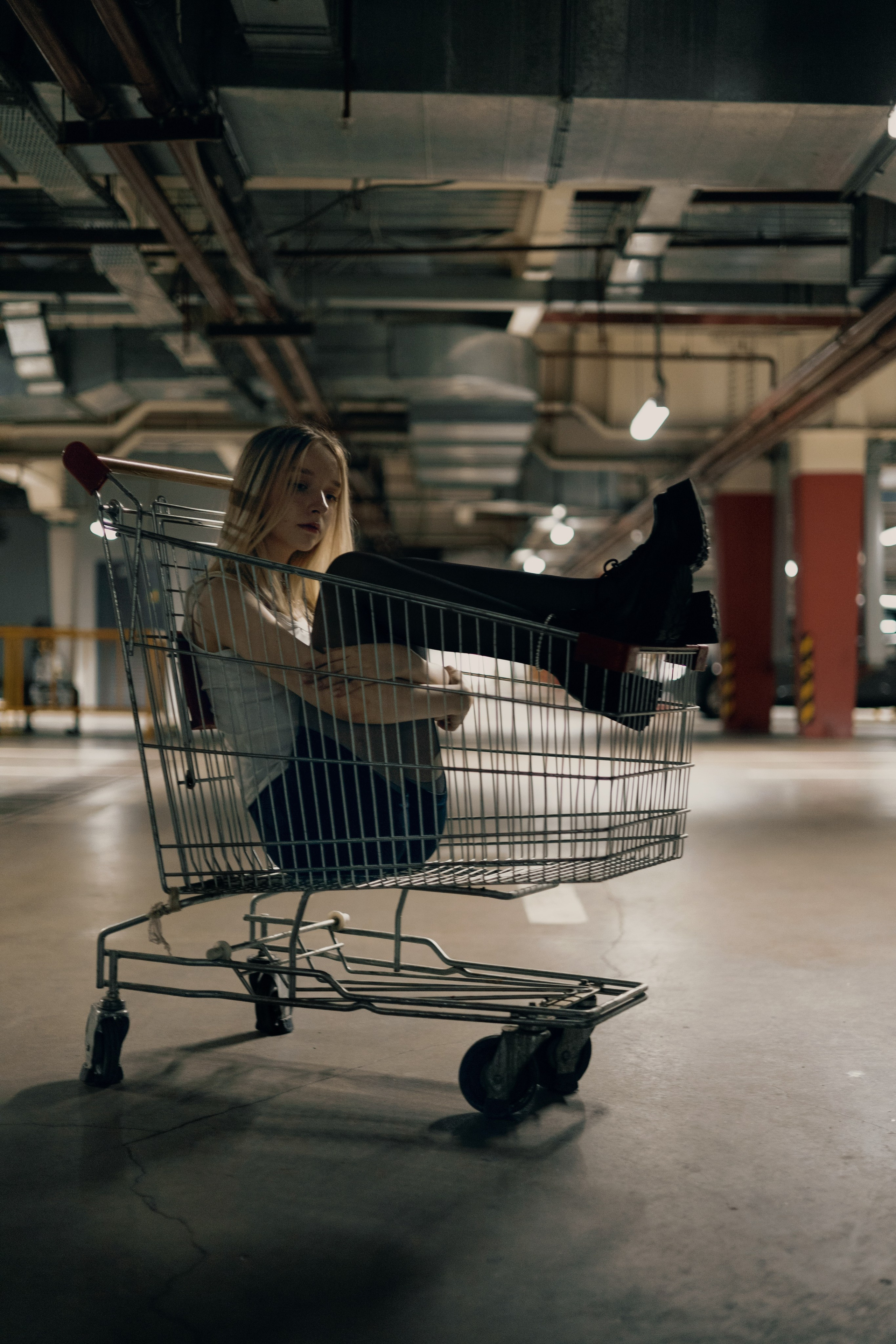 Фотосессия в стиле уличной моды — модель лежит в тележке в подземке