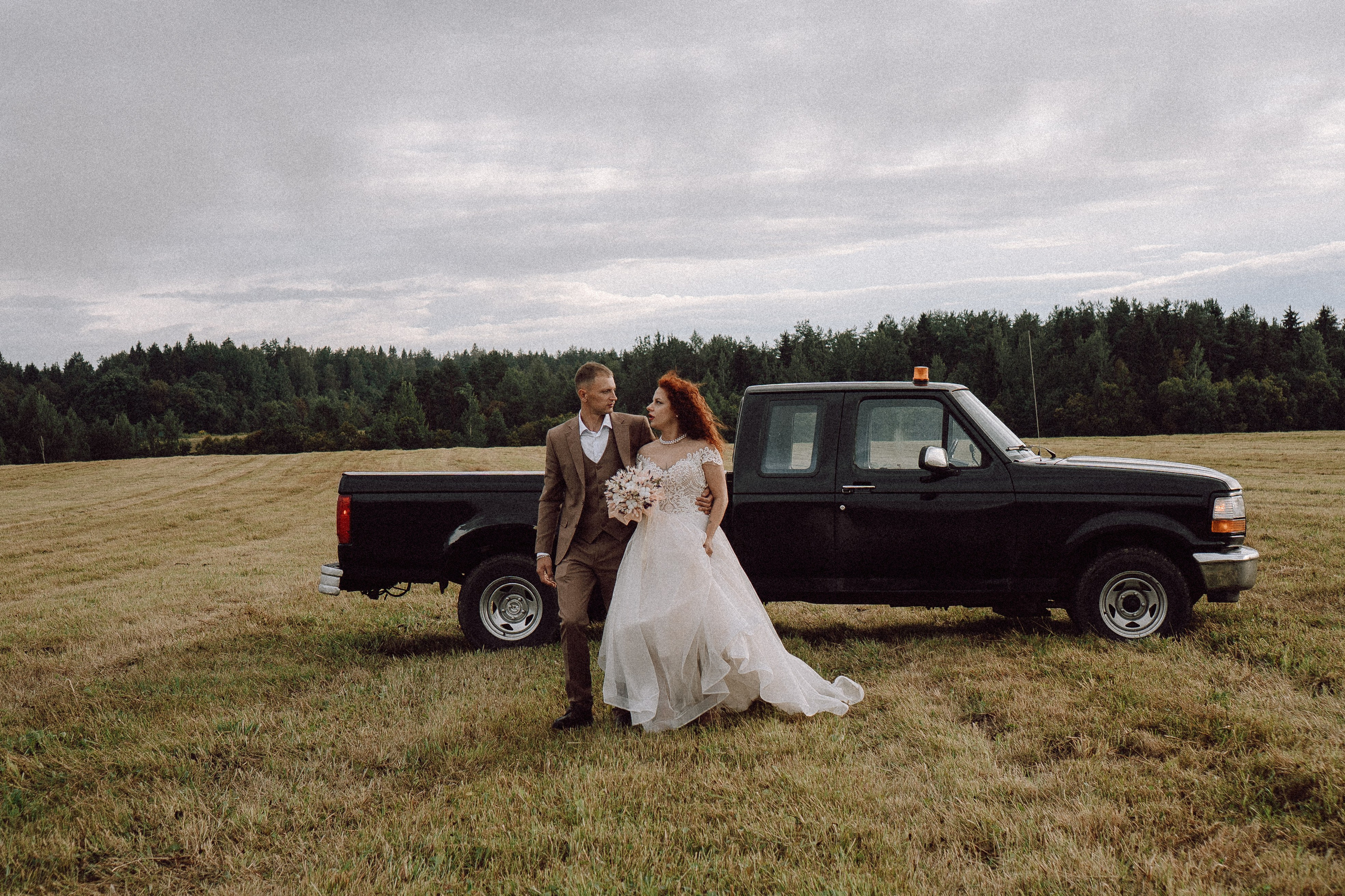 СВАДЕБНАЯ ФОТОСЕССИИЯ ПАРЫ В ГОРОДЕ ПРИОЗЕРСК В СОСНОВОМ ЛЕСУ И С ПИКАПОМ. Профессиональный фотограф, Санкт-Петербург — Виктория Богомолова