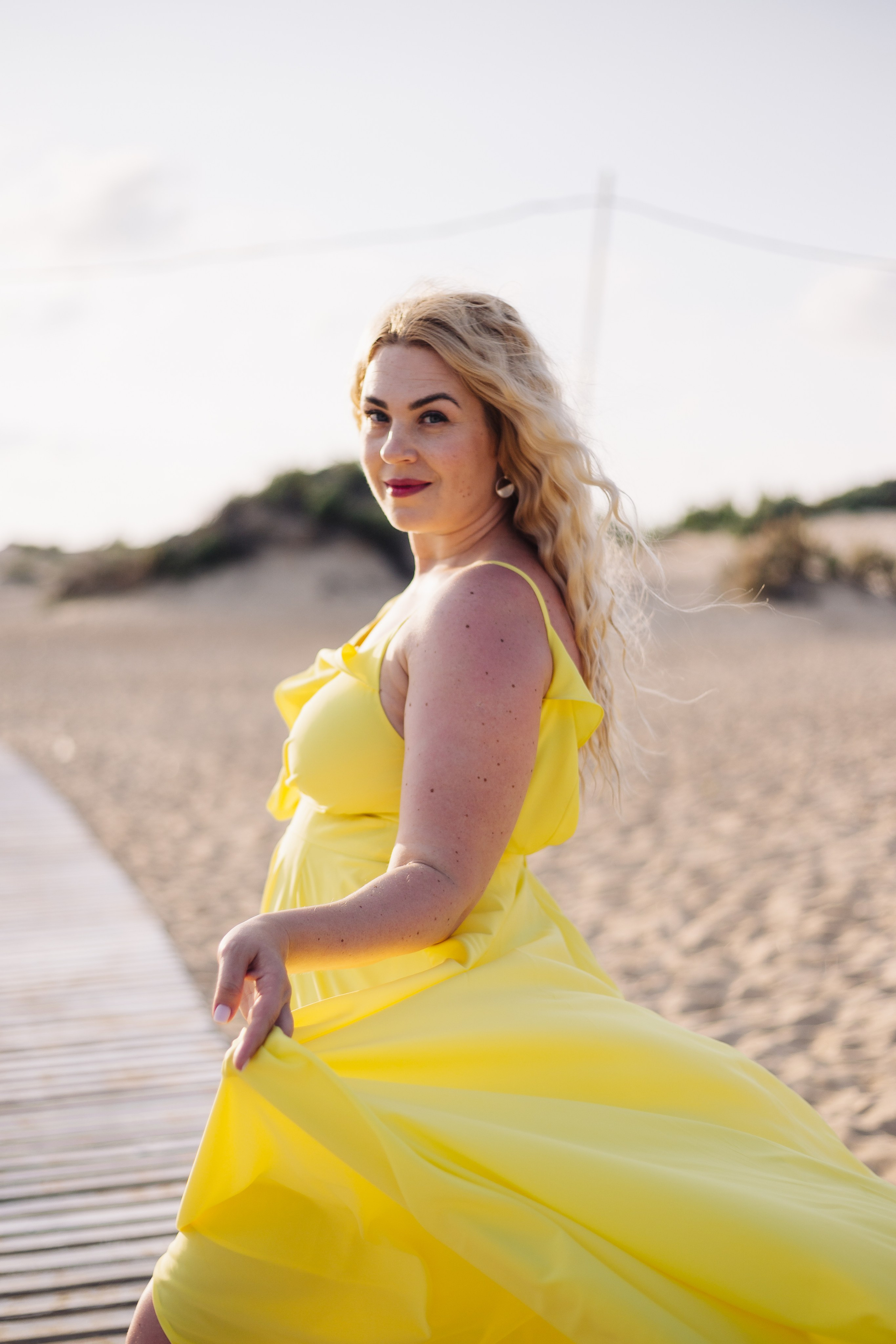 Съемка в летящем платье на море