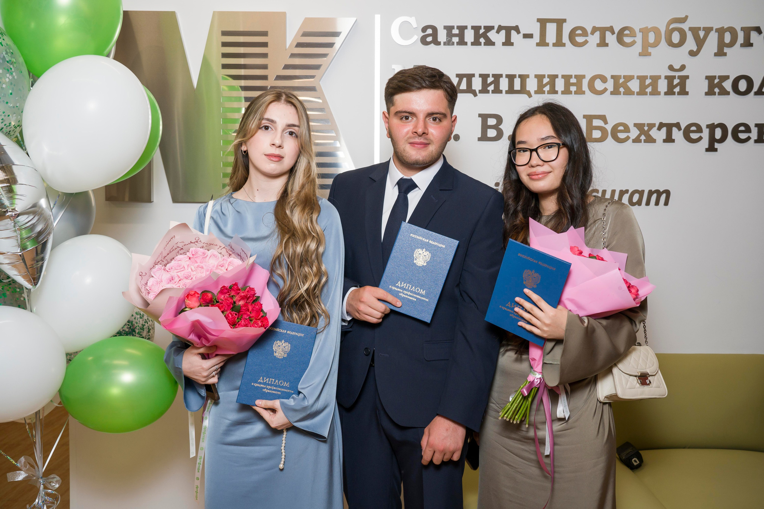 Выпускной в медколледже. Фотограф в Санкт-Петербурге. Репортажная и все съёмки для бизнеса