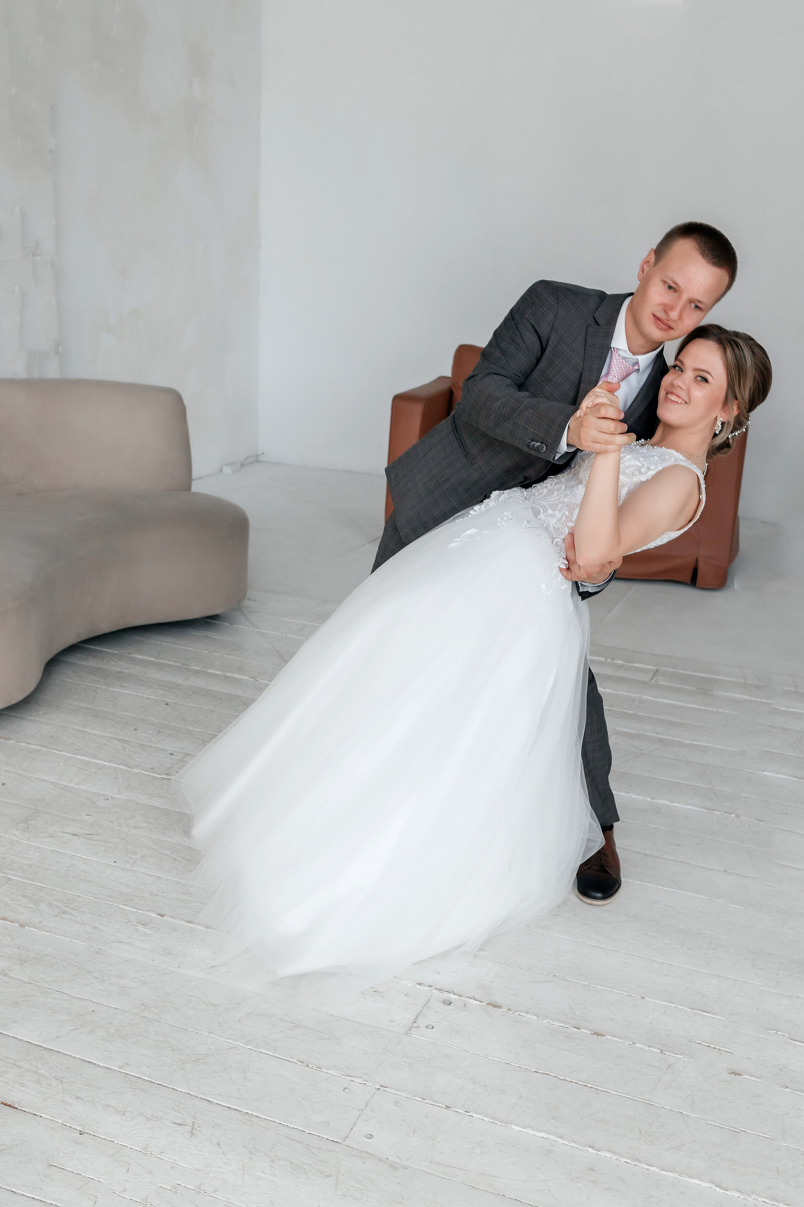 Свадебная прогулка двоих на Стрелке и в автозаводском Парке. И в фотостудии СОЛЬ в Автозаводском районе. Свадебный фотограф и фотограф Love-Store в Нижнем Новгороде Анастасия