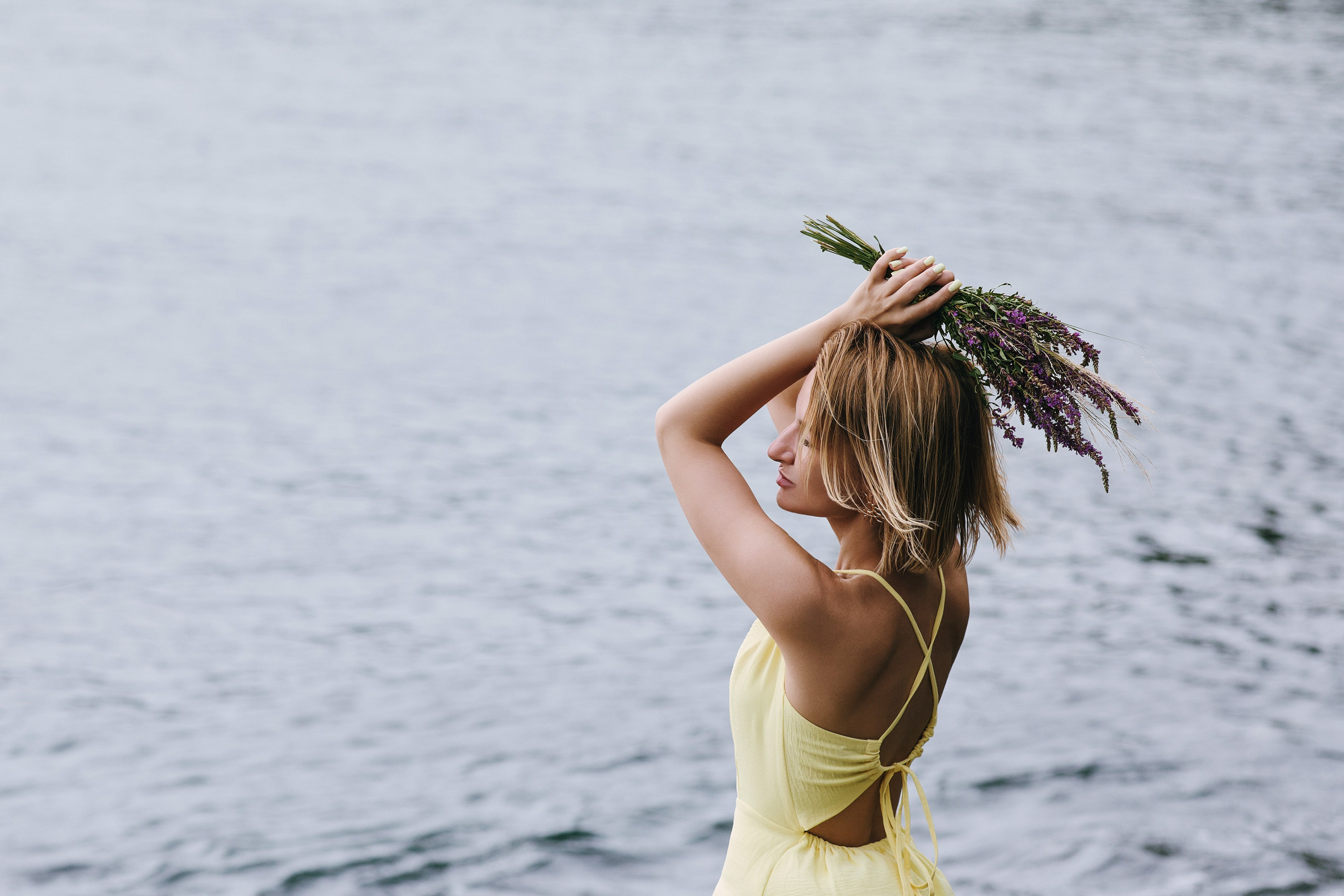 Чувственная фотосессия для зрелой женщины на море