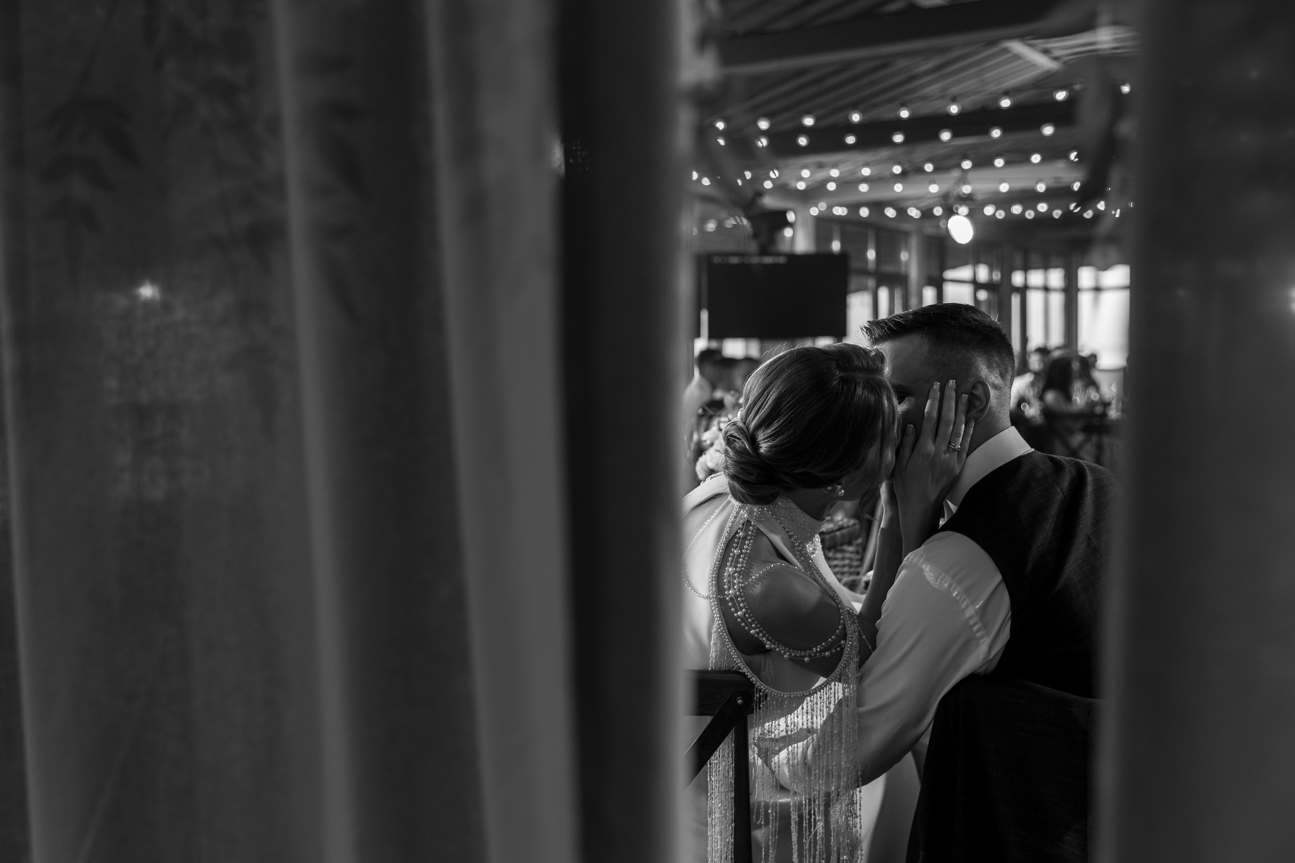 Здравствуйте! Я&nbsp;свадебный фотограф из&nbsp;Ульяновска, работаю в&nbsp;том числе по&nbsp;всей России и&nbsp;с&nbsp;выездом за&nbsp;границу. Снимаю свадьбы, lovestory, корпоративы, светский репортаж. Провожу обучение по&nbsp;фотографии, мастер-классы и&nbsp;воркшопы для других фотографов.