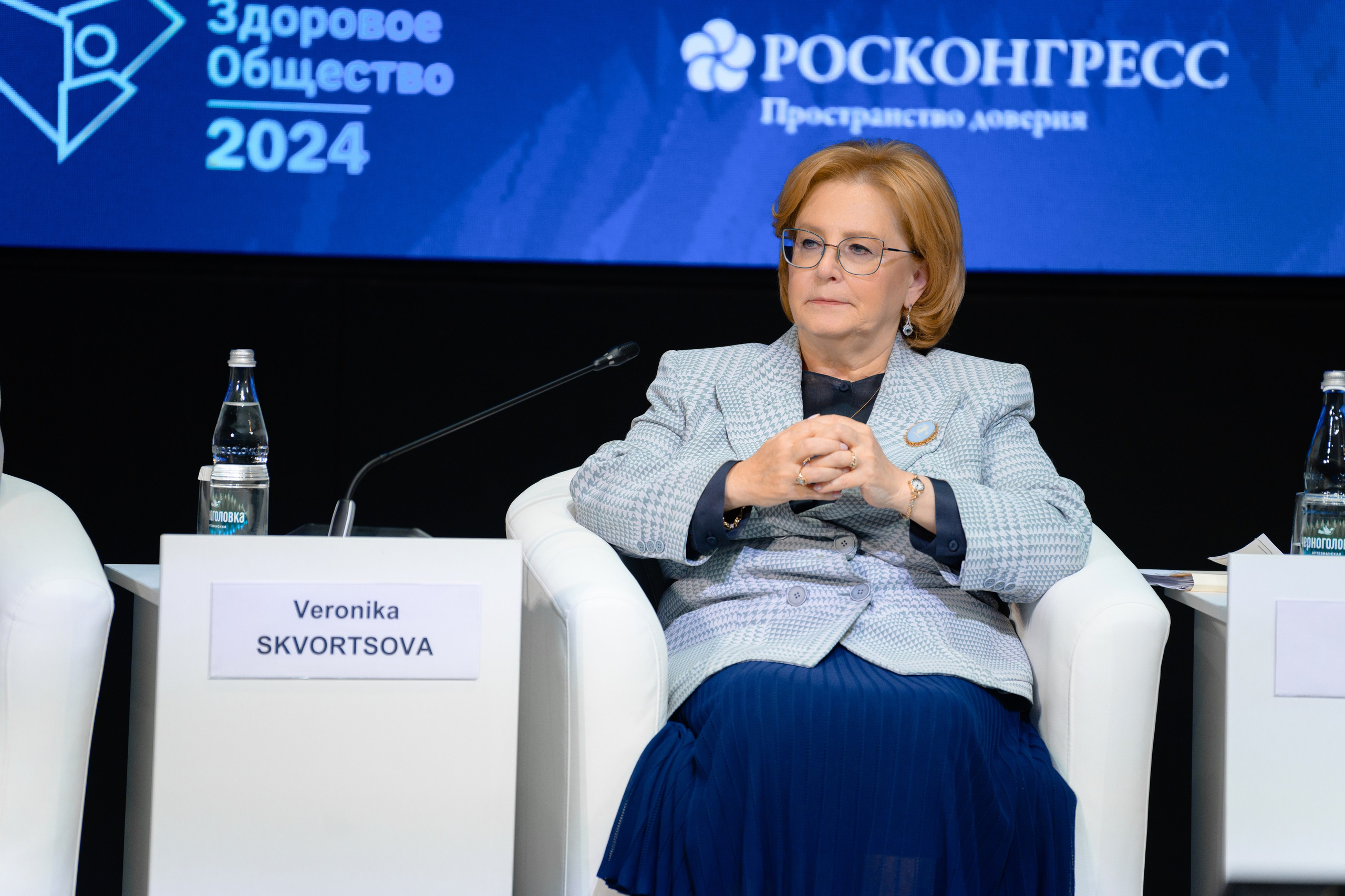 Выставки: Фотография с выставки, на которой посетители изучают представленные экспонаты. Скворцова Вероника. Татьяна Голикова. Михаил Мурашко. Единая Россия. Дума. Министр Здравоохранения. ФМБА. Правительство России. Фотография с форума, на которой участники активно участвуют в дискуссии.