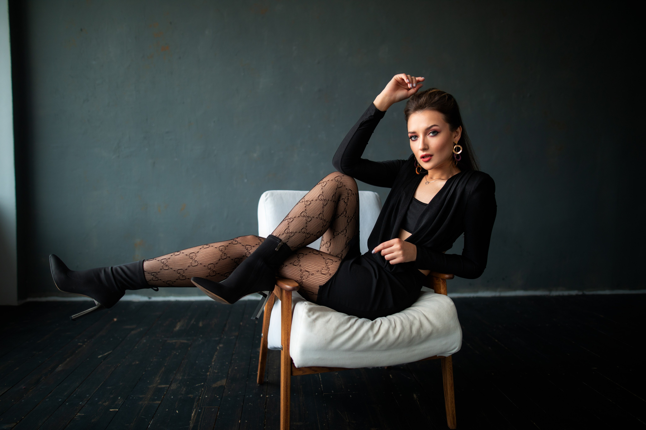 Студийный фотосет с Анастасией в минимальном интерьере в формате для «себя»