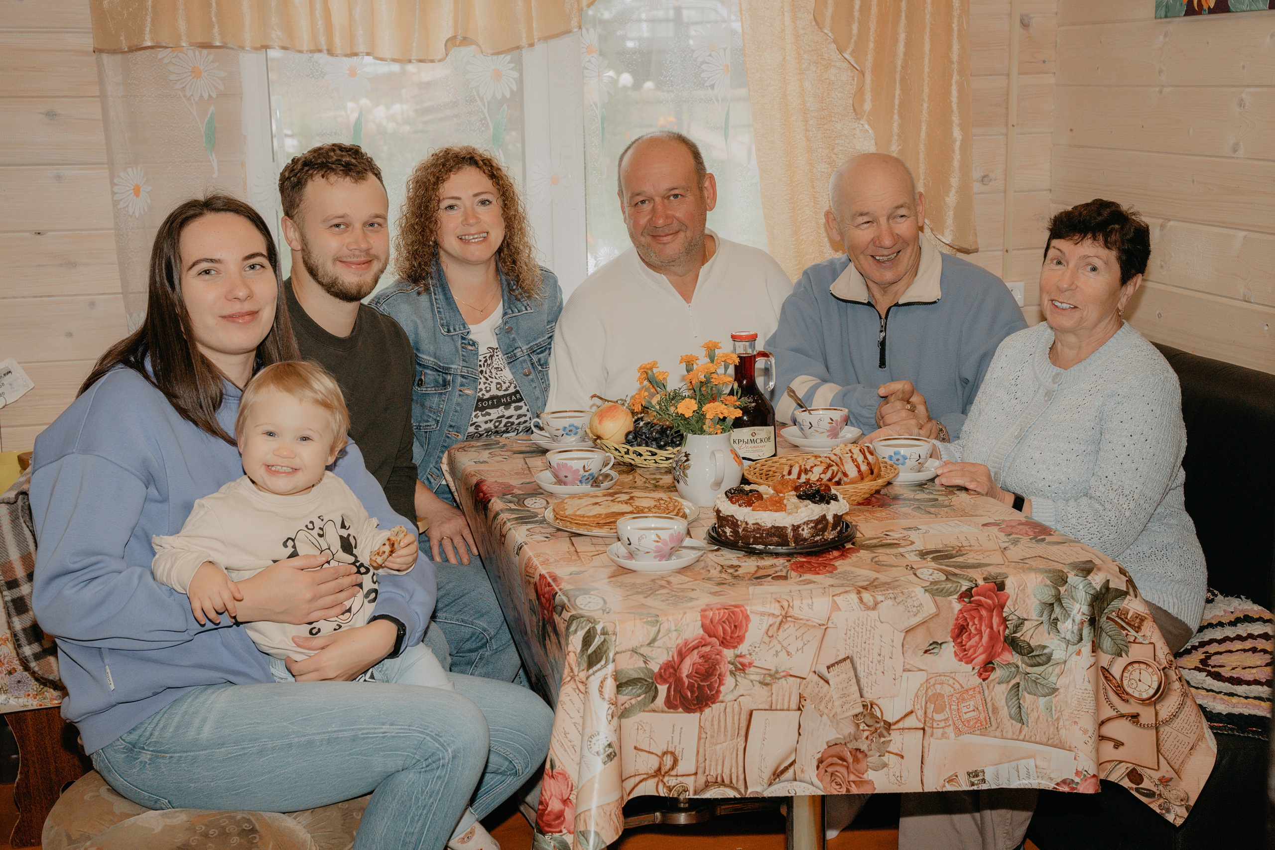 С внучкой. Любимые бабушка и деда