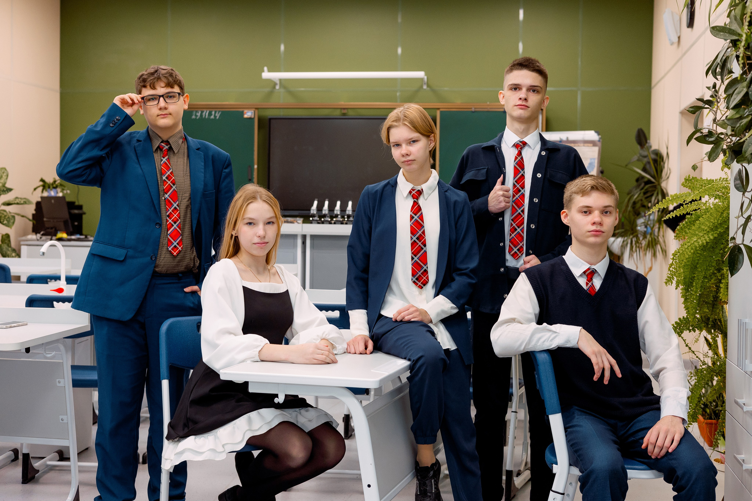 СТАРШАЯ ШКОЛА. Фотокомпания «Алые паруса» выпускные альбомы Москва и МО