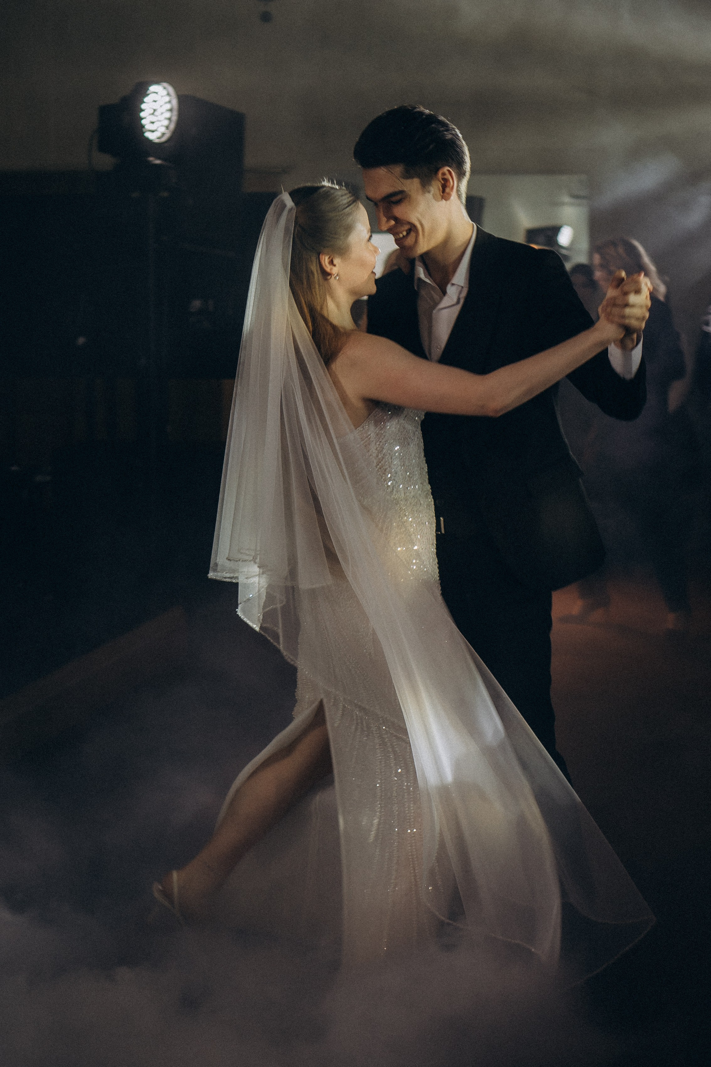 ПЕРВЫЙ ТАНЕЦ МОЛОДЫХ НА БАНКЕТЕ. ТРОГАТЕЛЬНЫЙ МОМЕНТ (СНЯТО В СИБИРЕ В НИЖНЕВАРТОВСКЕ). Профессиональный фотограф, Санкт-Петербург — Виктория Богомолова