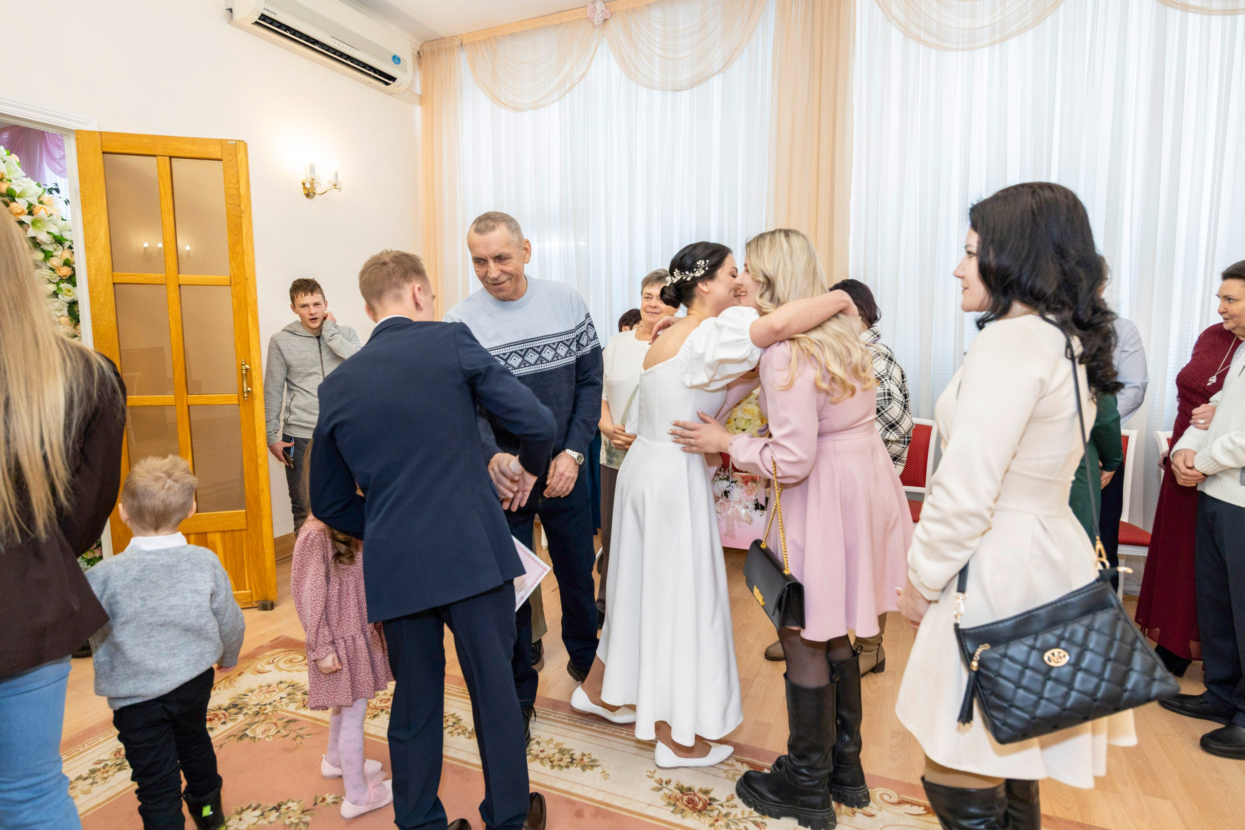 Свадьба, роспись в ЗАГСе, венчание, крещение, выписка из роддома — фотосъёмка. Визуальная упаковка брендов и проектов через фото и видеопроизводство