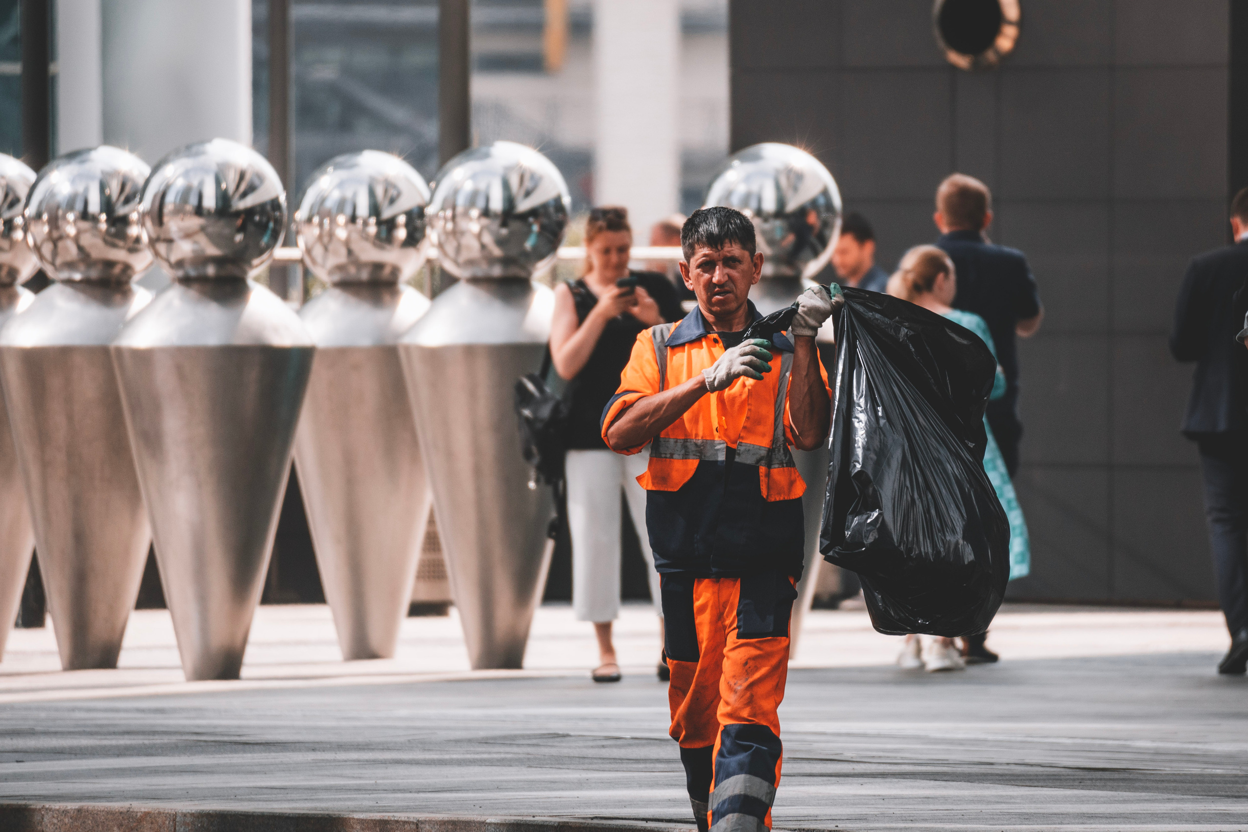 Человек с мусорным пакетом в Москва-Сити