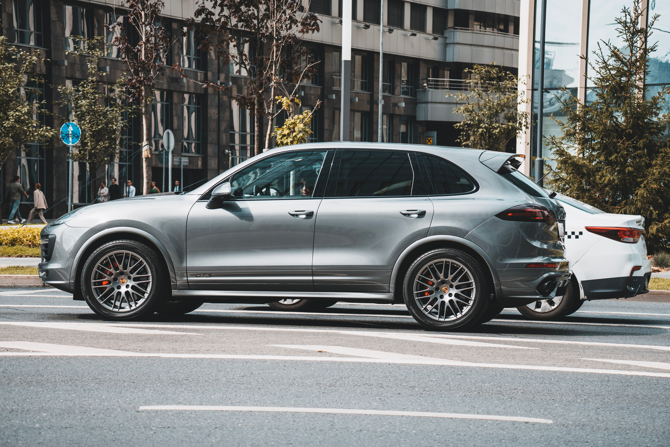 Девушка в Порше в Москва-Сити