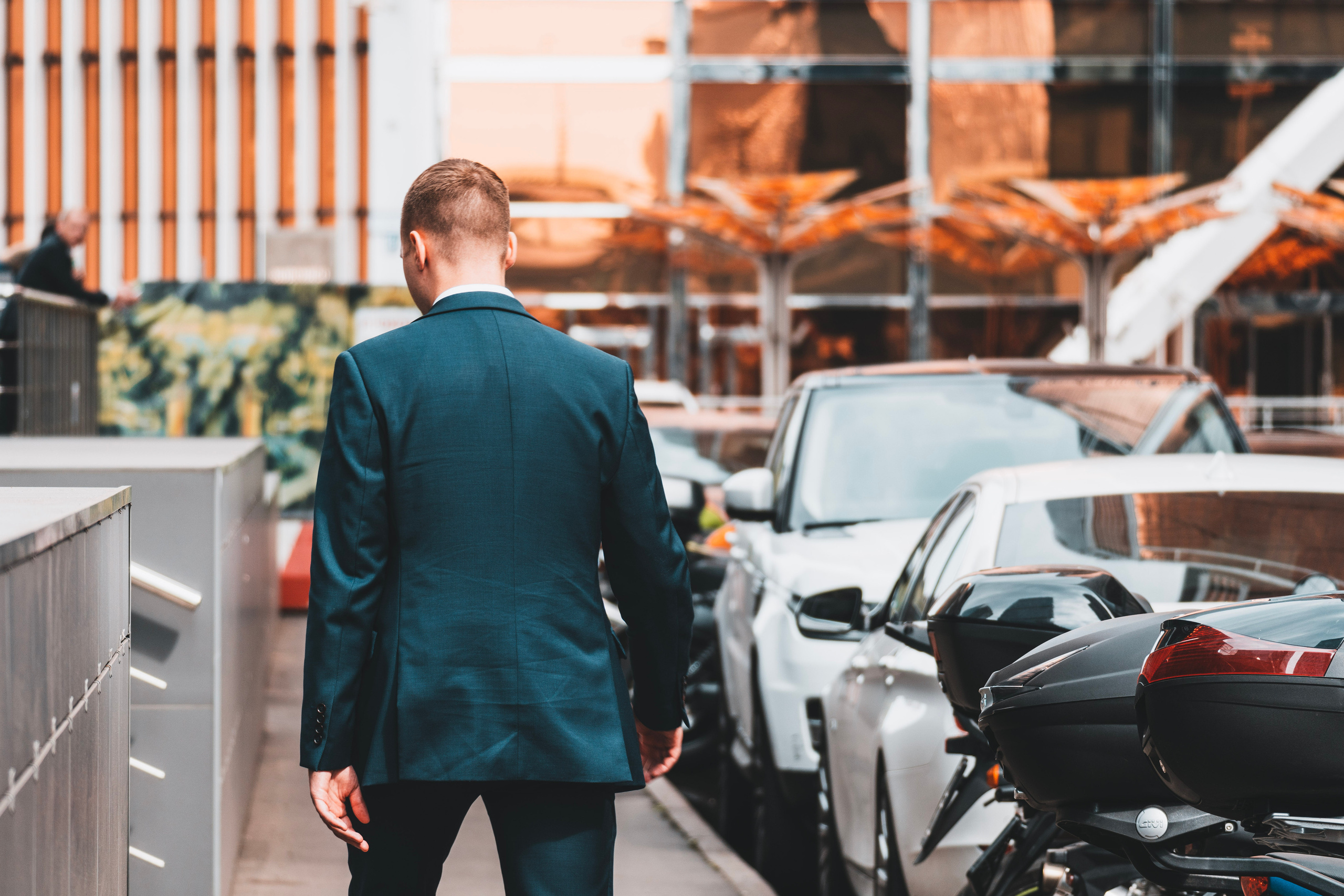 Человек идет на работу в Москва-Сити