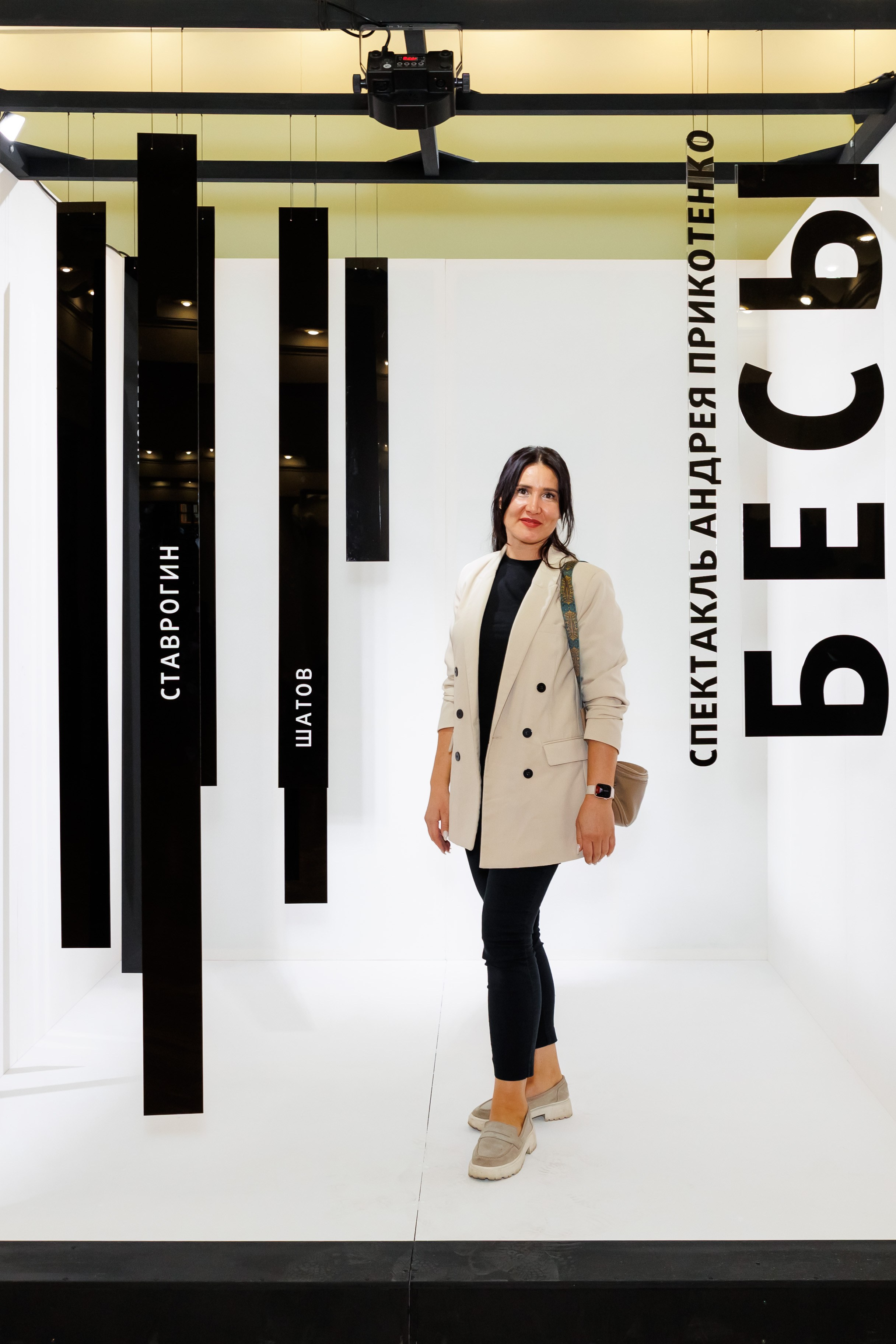 Красный факел — фотозона перед премьерой спектакля. Фотограф Новосибирск — Наталья Гресь