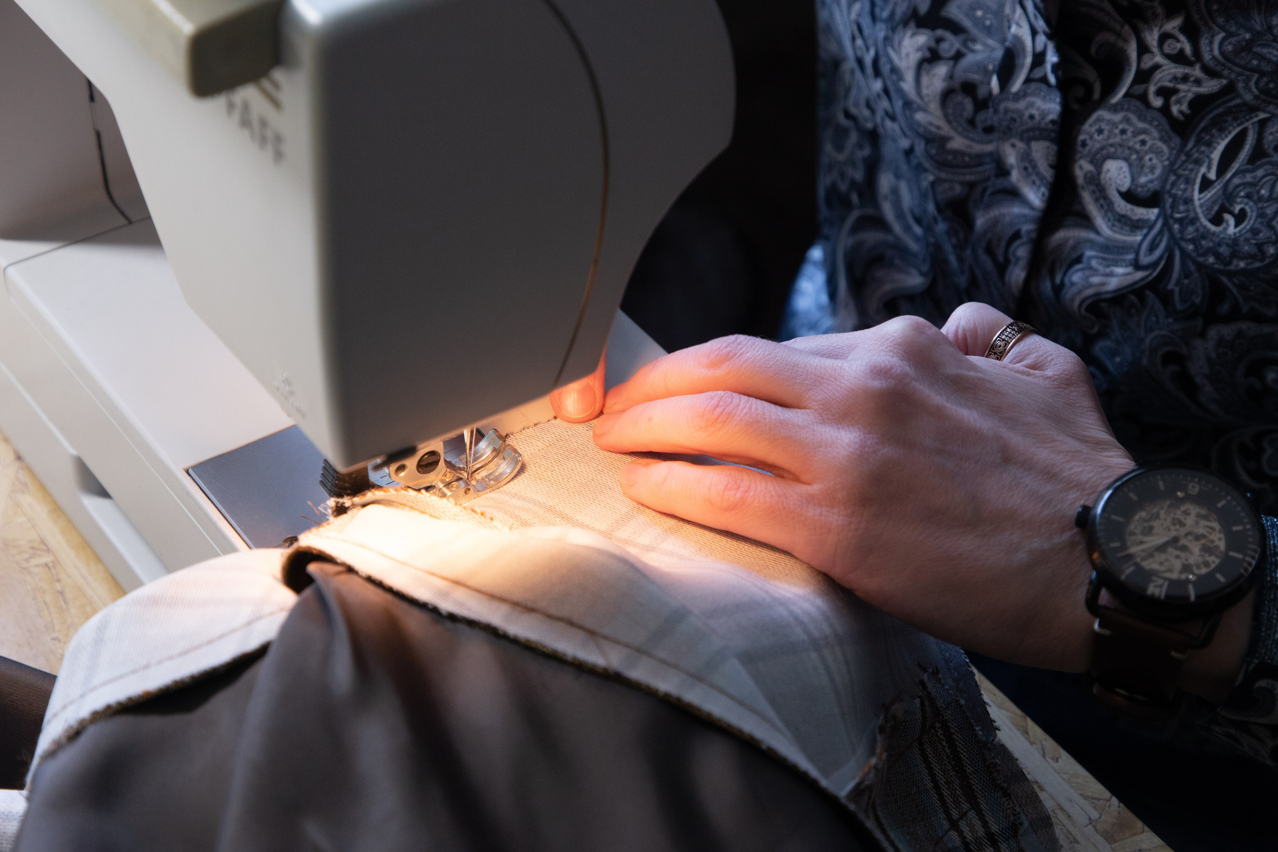 Предметная съемка с Олесей, швейный рабочий процесс. Ирина Чернова — портретный фотограф и маркетолог из Владивостока