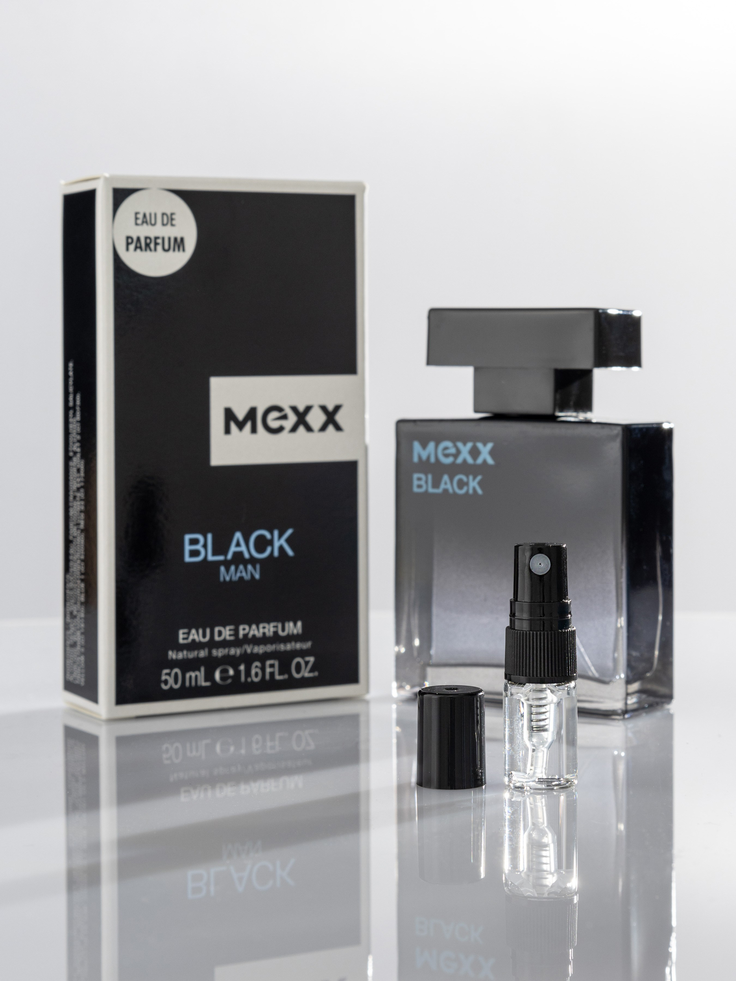 Дозатор с черным распылителем и парфюмом | Фото на белом фоне для каталога